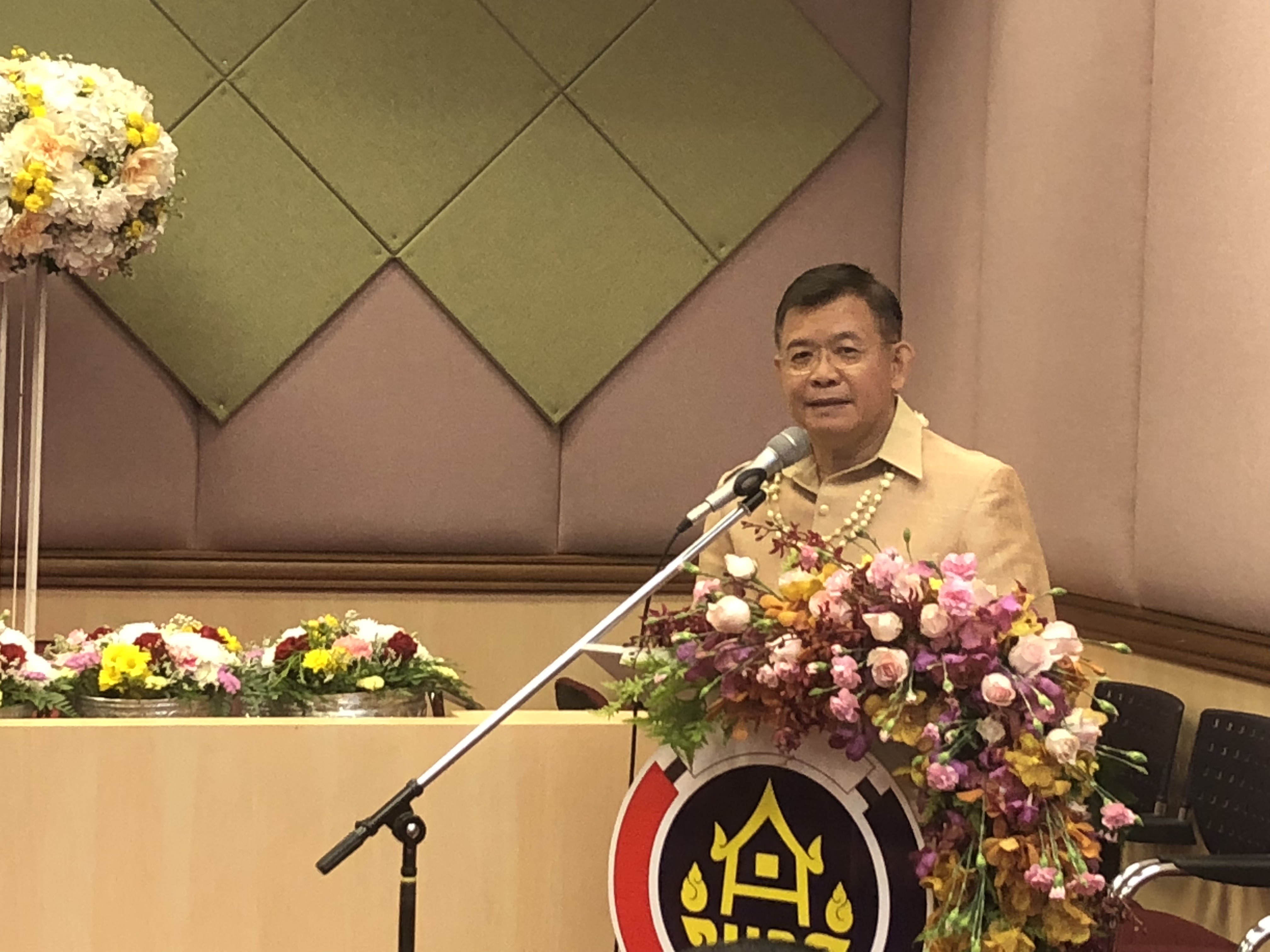 ร่วมกิจกรรม “สืบสานสงกรานต์ ตำนาน พช.”