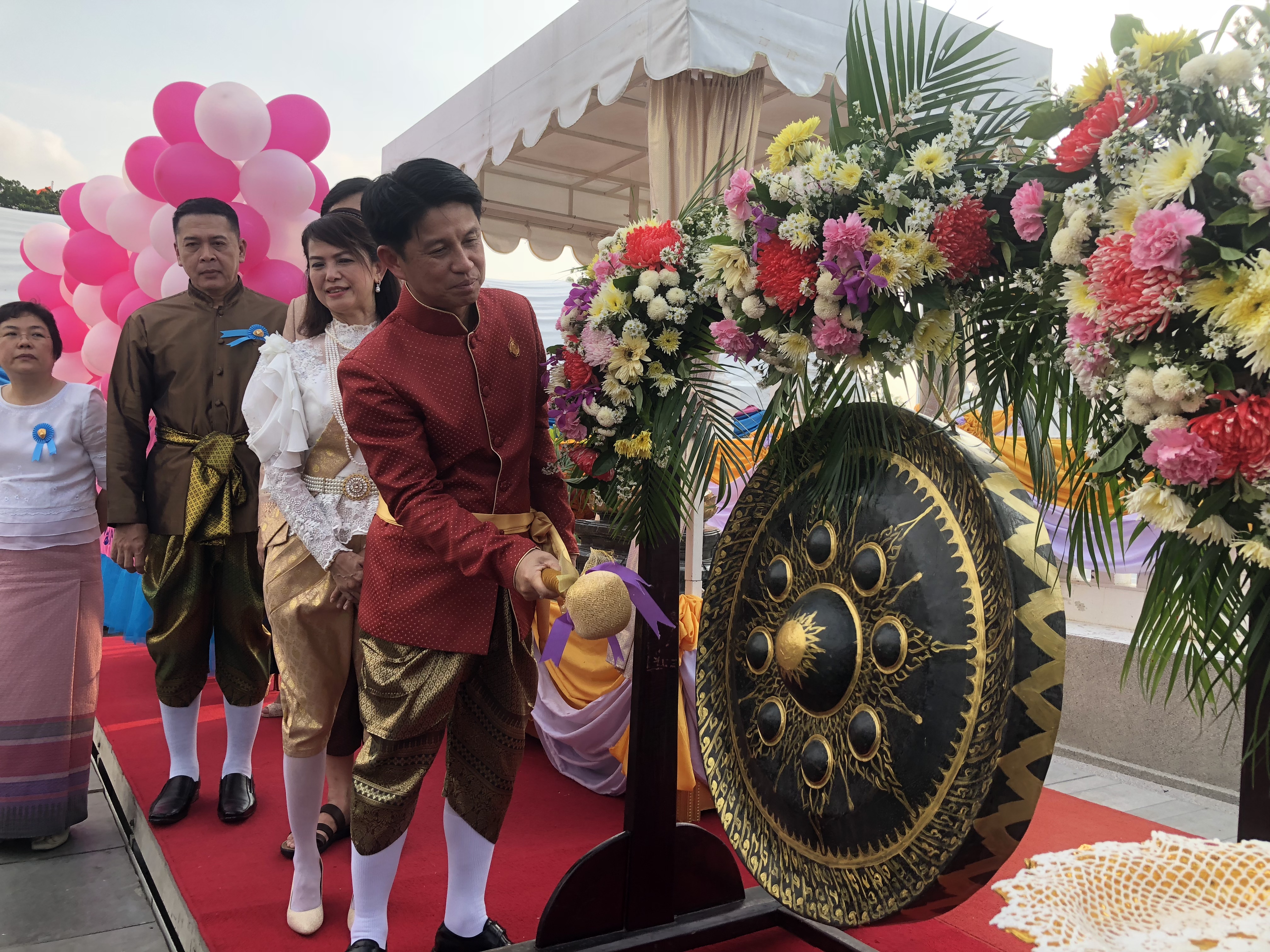 มอบโล่และเข็มเชิดชูเกียรติให้แก่คนดีศรีเมืองชลจังหวัดชลบุรี ประจำปี 2561