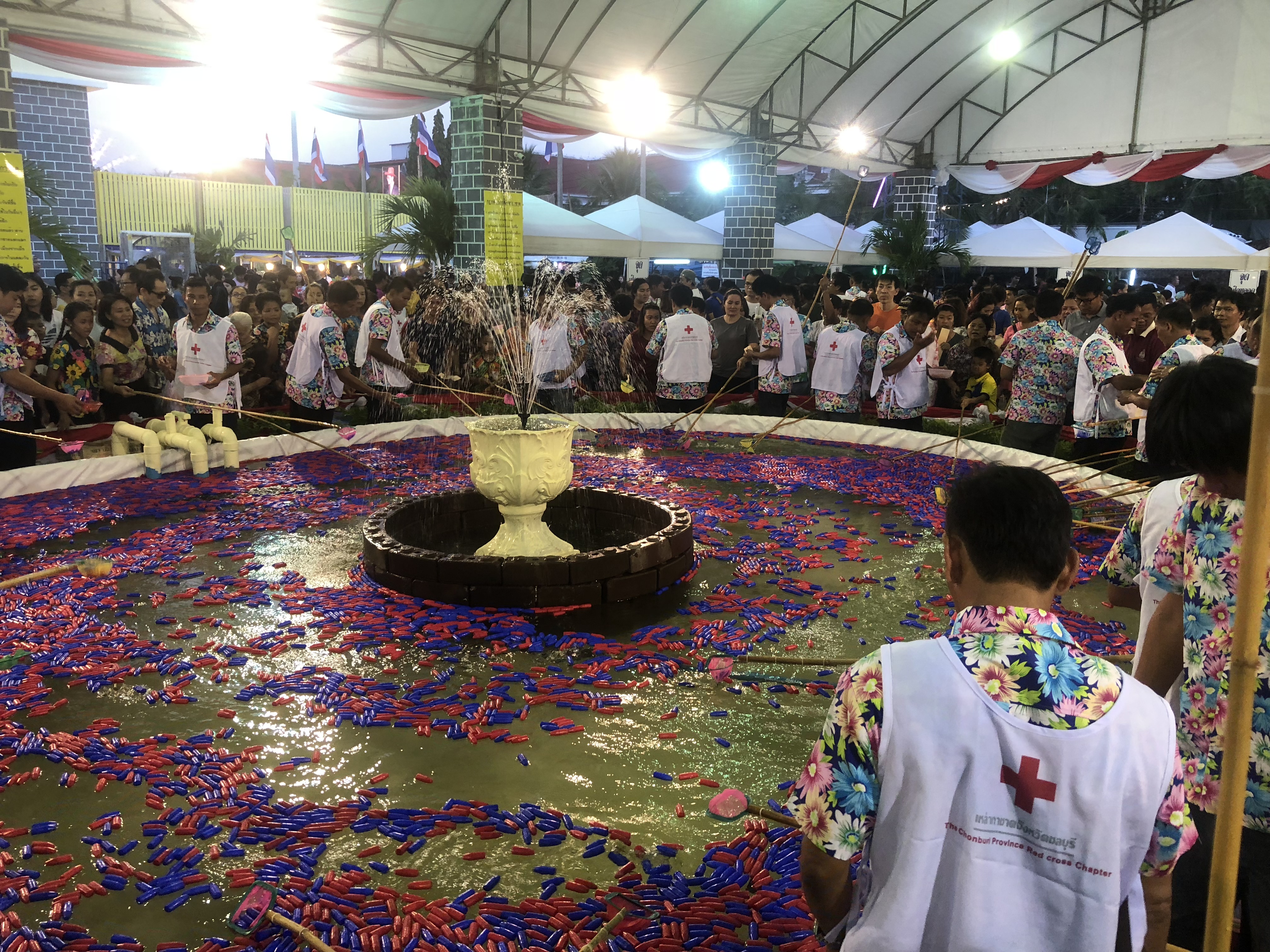 ร่วมกิจกรรมร้านมัจฉากาชาดในงานนมัสการพระพุทธสิหิงค์ฯ และงานสงกรานต์จังหวัดชลบุรี