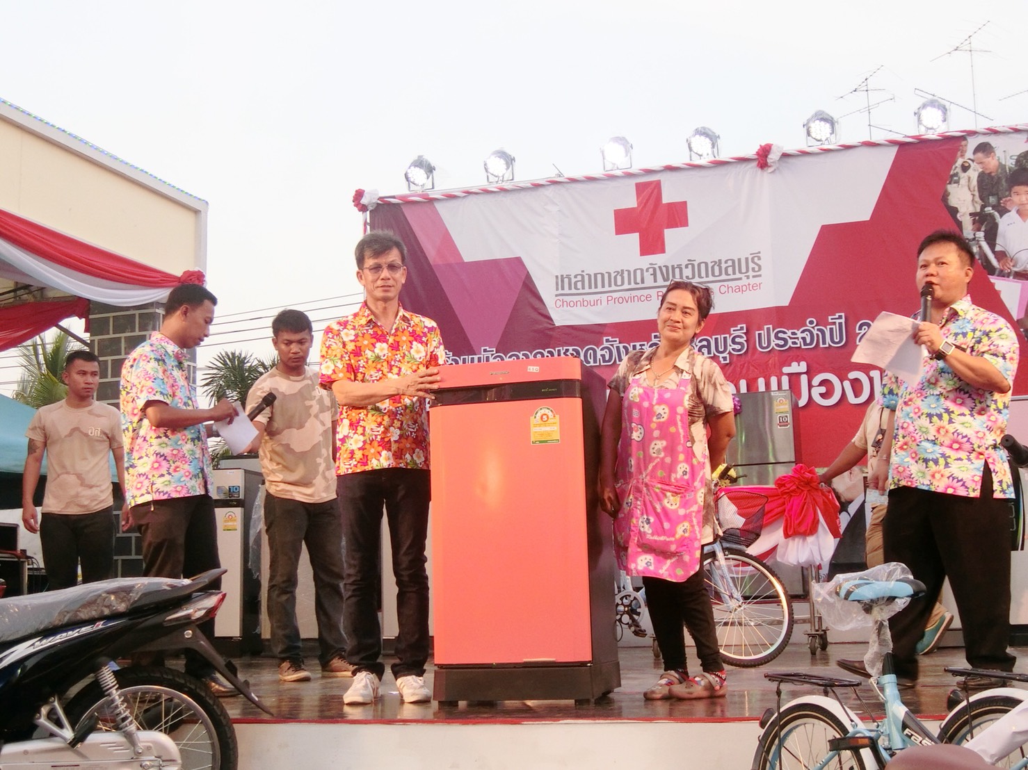 ร่วมกิจกรรมร้านมัจฉากาชาดในงานนมัสการพระพุทธสิหิงค์ฯ และงานสงกรานต์จังหวัดชลบุรี