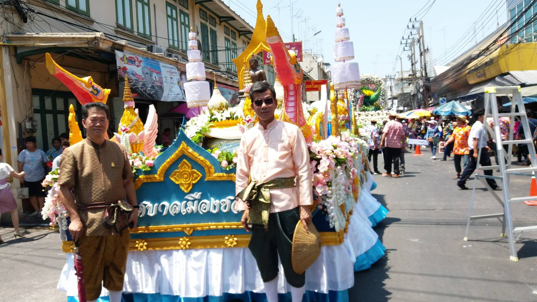 ร่วมชมขบวนแห่สงกรานต์, สรงน้ำพระบรมสารีริกธาตุ, พระพุทธอภัยมงคลสมังคี, พระพุทธสิหิงค์ฯ, พระสงฆาธิการ พร้อมทั้งรดน้ำขอพรผู้ว่าราชการจังหวัดชลบุรี, นายกเหล่ากาชาดจังหวัดชลบุรี และผู้สูงอายุ เนื่องในโอกาสวันสงกรานต์จังหวัดชลบุรี ประจำปี 2561