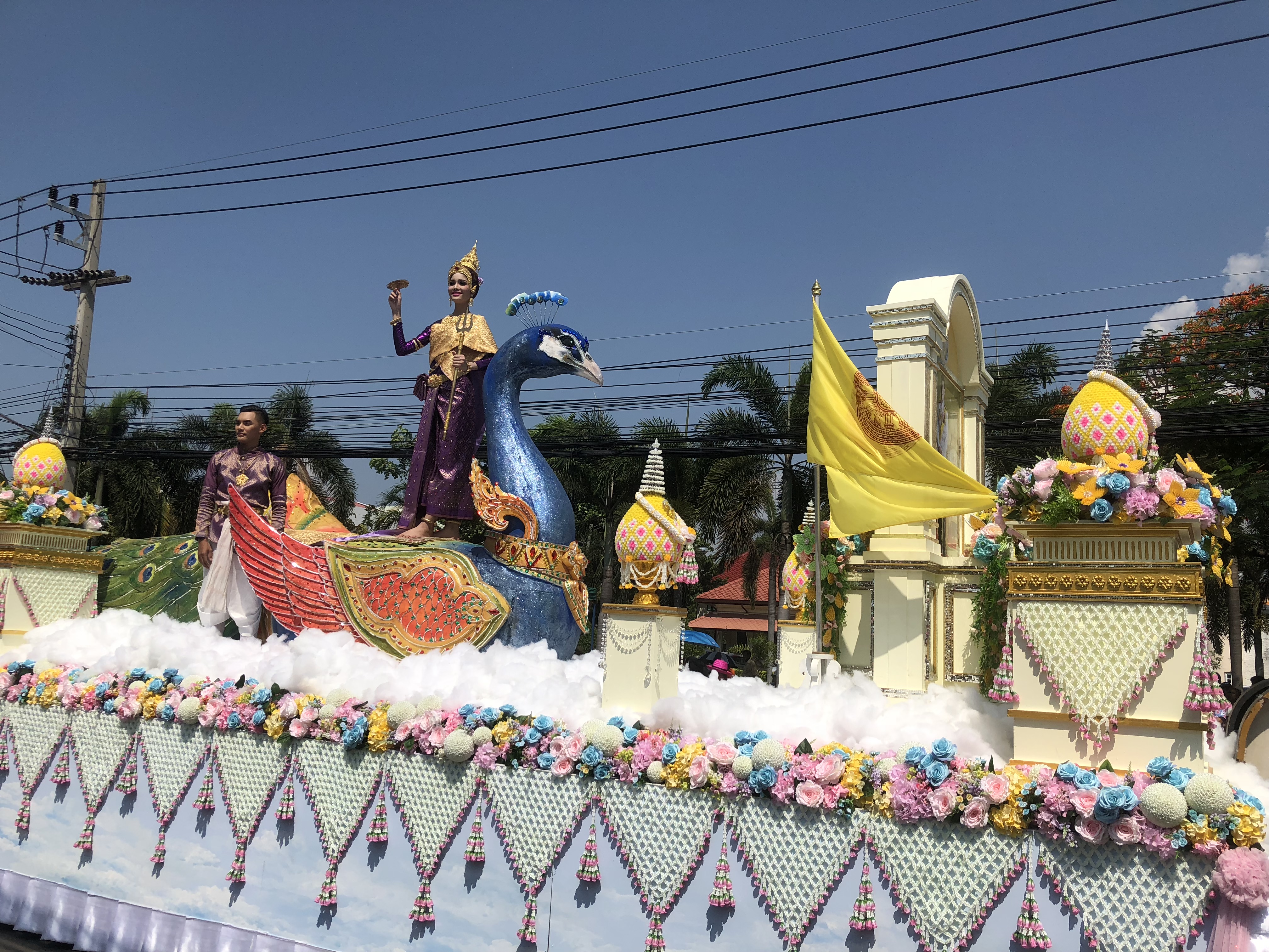 ร่วมชมขบวนแห่สงกรานต์, สรงน้ำพระบรมสารีริกธาตุ, พระพุทธอภัยมงคลสมังคี, พระพุทธสิหิงค์ฯ, พระสงฆาธิการ พร้อมทั้งรดน้ำขอพรผู้ว่าราชการจังหวัดชลบุรี, นายกเหล่ากาชาดจังหวัดชลบุรี และผู้สูงอายุ เนื่องในโอกาสวันสงกรานต์จังหวัดชลบุรี ประจำปี 2561