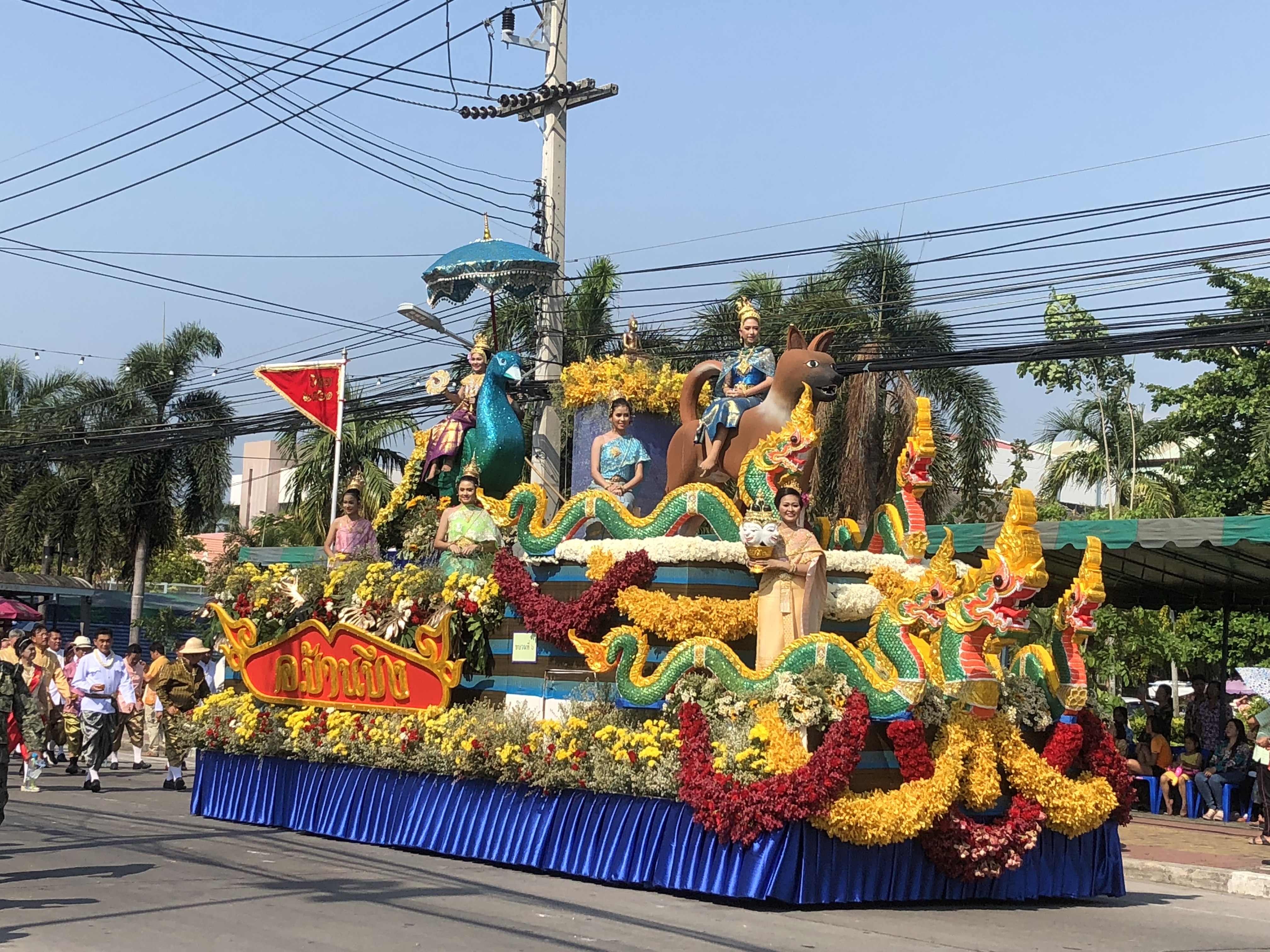 ร่วมชมขบวนแห่สงกรานต์, สรงน้ำพระบรมสารีริกธาตุ, พระพุทธอภัยมงคลสมังคี, พระพุทธสิหิงค์ฯ, พระสงฆาธิการ พร้อมทั้งรดน้ำขอพรผู้ว่าราชการจังหวัดชลบุรี, นายกเหล่ากาชาดจังหวัดชลบุรี และผู้สูงอายุ เนื่องในโอกาสวันสงกรานต์จังหวัดชลบุรี ประจำปี 2561