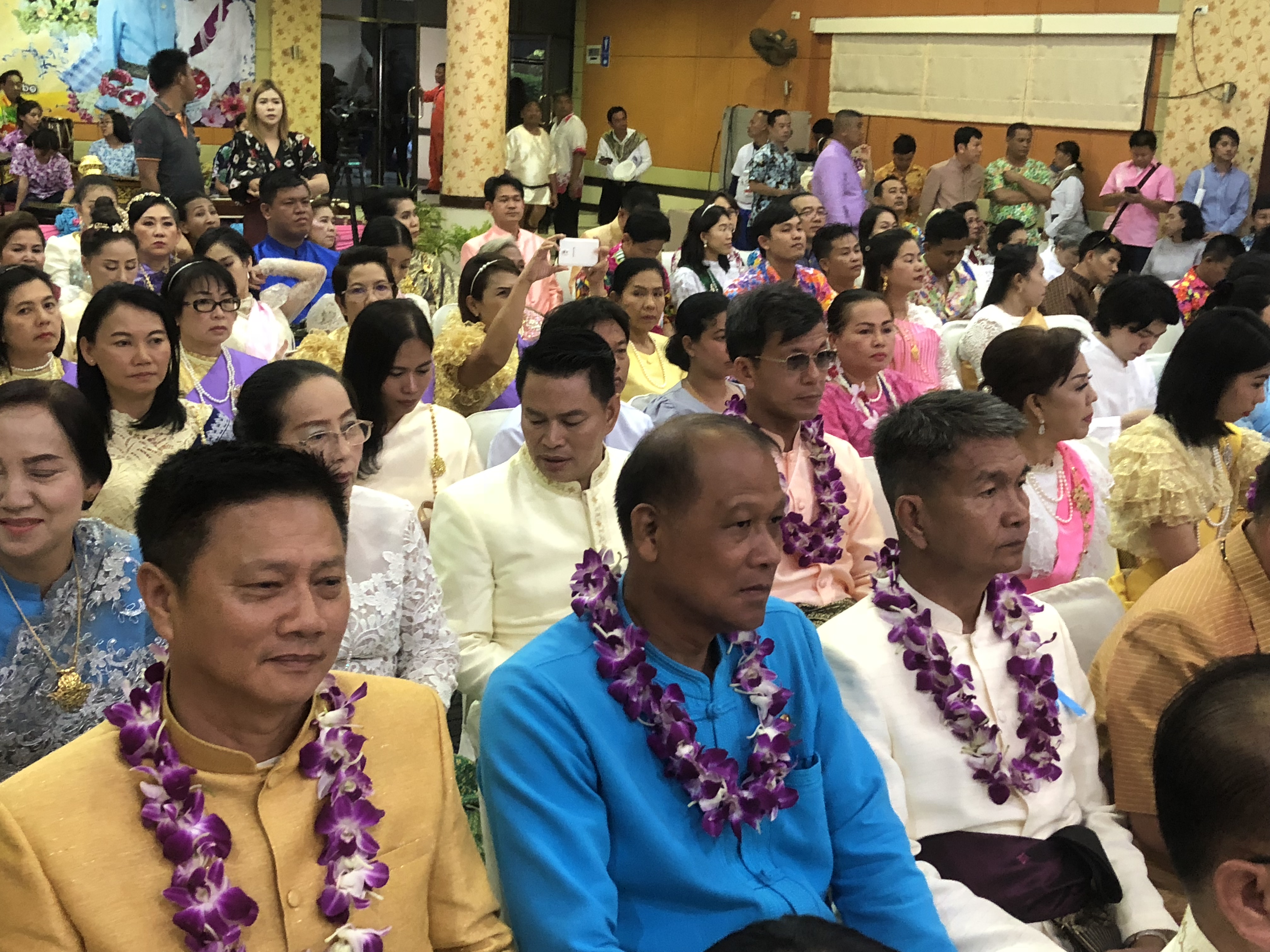 ร่วมชมขบวนแห่สงกรานต์, สรงน้ำพระบรมสารีริกธาตุ, พระพุทธอภัยมงคลสมังคี, พระพุทธสิหิงค์ฯ, พระสงฆาธิการ พร้อมทั้งรดน้ำขอพรผู้ว่าราชการจังหวัดชลบุรี, นายกเหล่ากาชาดจังหวัดชลบุรี และผู้สูงอายุ เนื่องในโอกาสวันสงกรานต์จังหวัดชลบุรี ประจำปี 2561