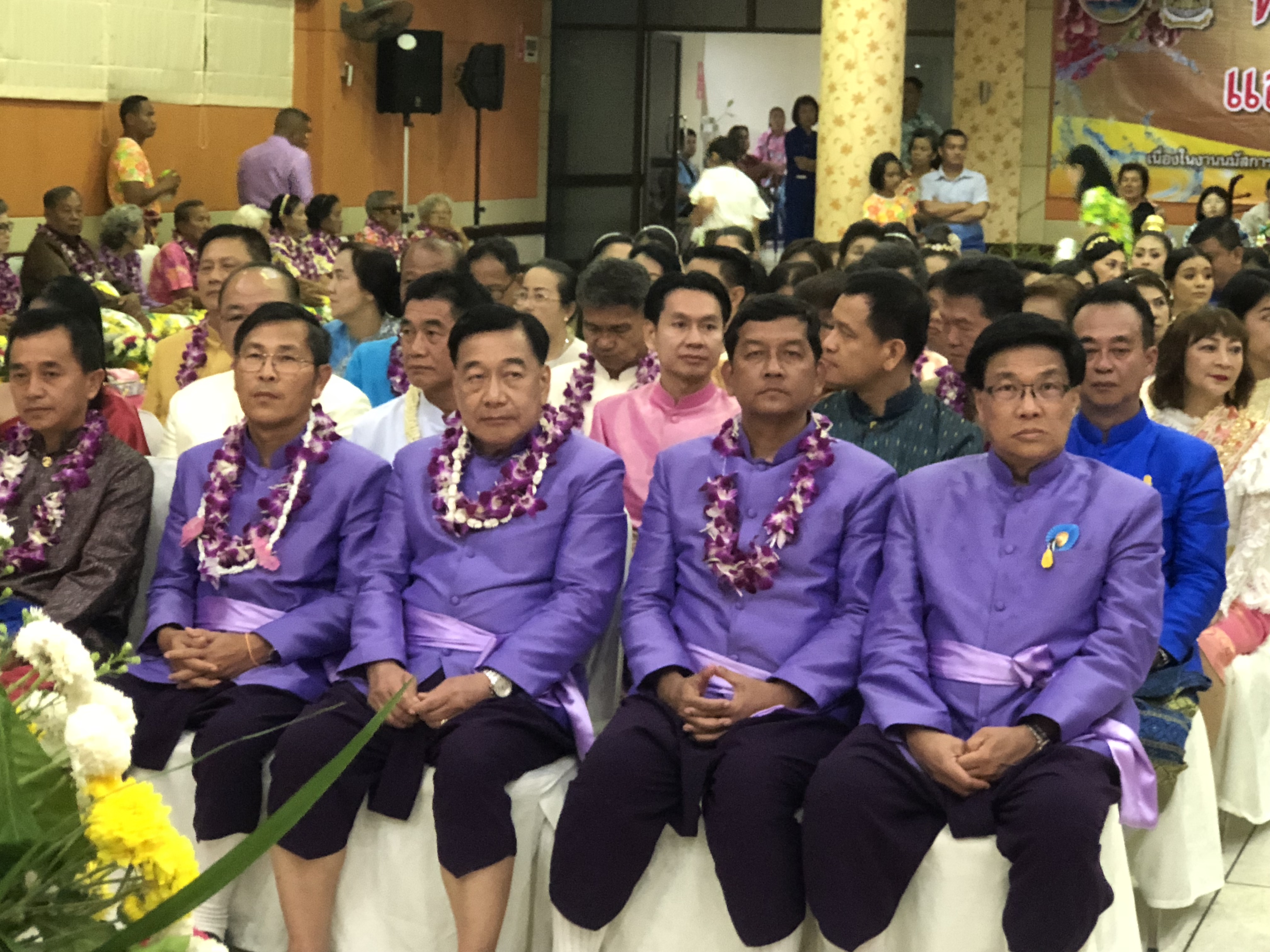 ร่วมชมขบวนแห่สงกรานต์, สรงน้ำพระบรมสารีริกธาตุ, พระพุทธอภัยมงคลสมังคี, พระพุทธสิหิงค์ฯ, พระสงฆาธิการ พร้อมทั้งรดน้ำขอพรผู้ว่าราชการจังหวัดชลบุรี, นายกเหล่ากาชาดจังหวัดชลบุรี และผู้สูงอายุ เนื่องในโอกาสวันสงกรานต์จังหวัดชลบุรี ประจำปี 2561