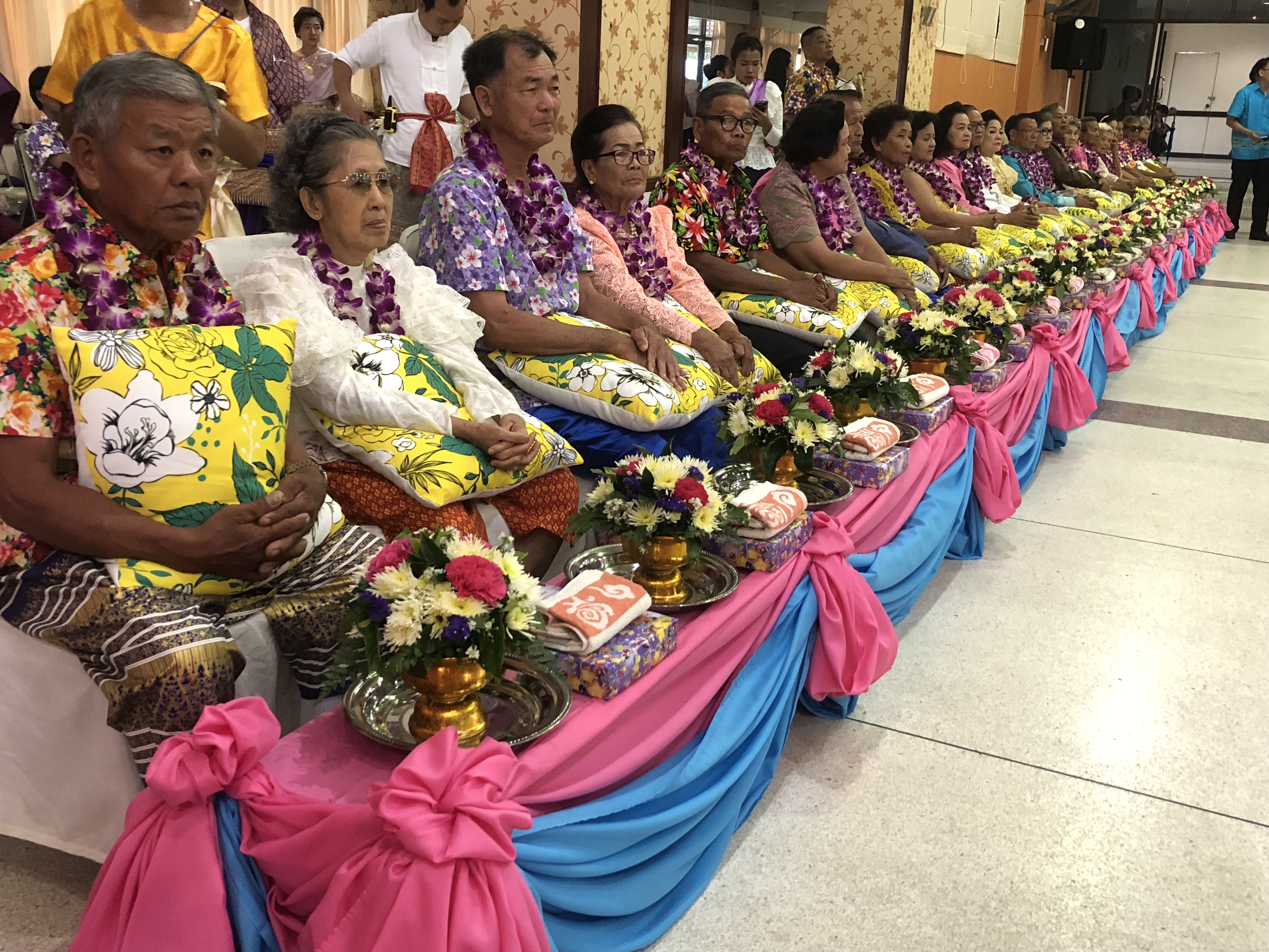 ร่วมชมขบวนแห่สงกรานต์, สรงน้ำพระบรมสารีริกธาตุ, พระพุทธอภัยมงคลสมังคี, พระพุทธสิหิงค์ฯ, พระสงฆาธิการ พร้อมทั้งรดน้ำขอพรผู้ว่าราชการจังหวัดชลบุรี, นายกเหล่ากาชาดจังหวัดชลบุรี และผู้สูงอายุ เนื่องในโอกาสวันสงกรานต์จังหวัดชลบุรี ประจำปี 2561