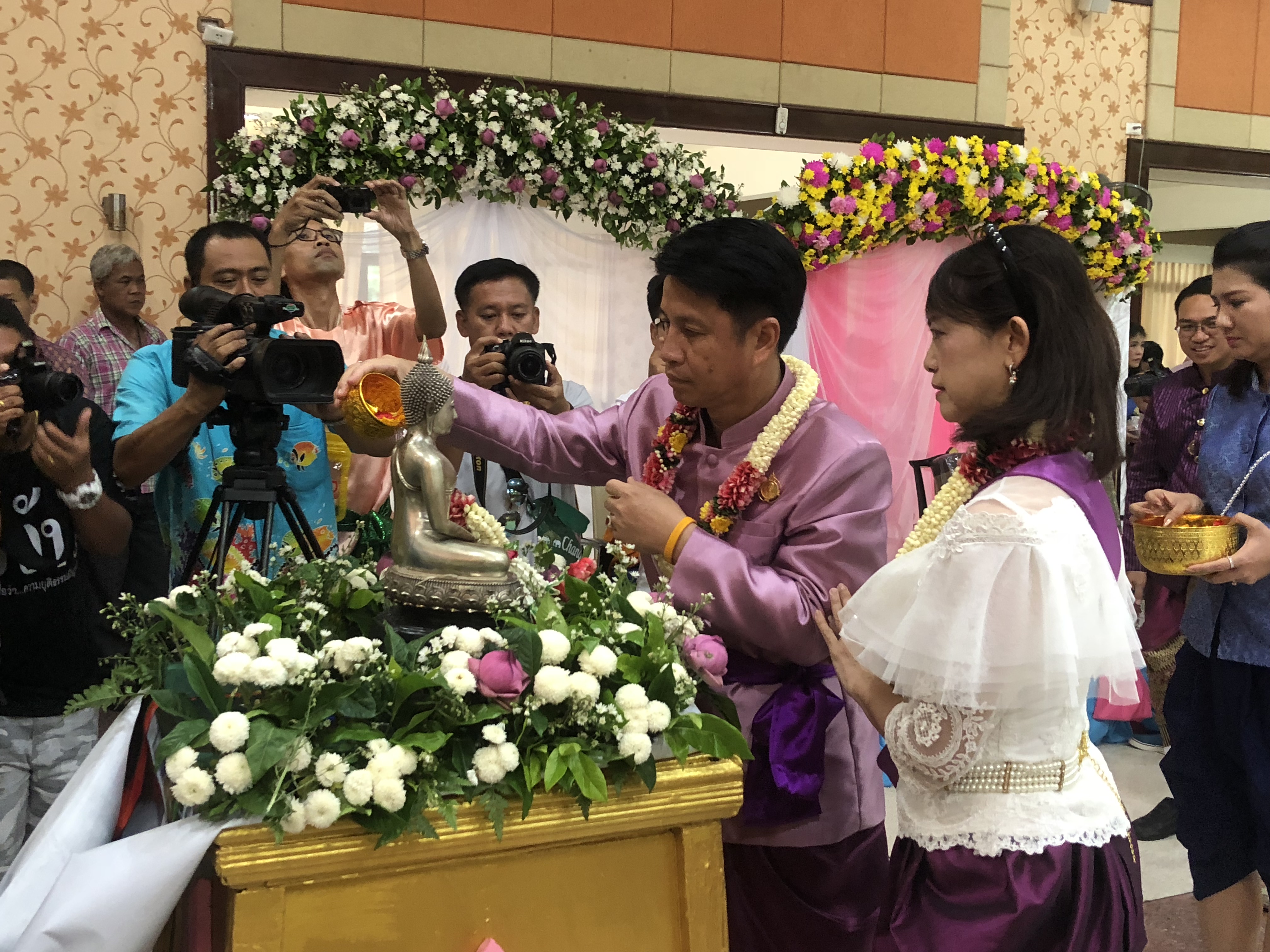 ร่วมชมขบวนแห่สงกรานต์, สรงน้ำพระบรมสารีริกธาตุ, พระพุทธอภัยมงคลสมังคี, พระพุทธสิหิงค์ฯ, พระสงฆาธิการ พร้อมทั้งรดน้ำขอพรผู้ว่าราชการจังหวัดชลบุรี, นายกเหล่ากาชาดจังหวัดชลบุรี และผู้สูงอายุ เนื่องในโอกาสวันสงกรานต์จังหวัดชลบุรี ประจำปี 2561