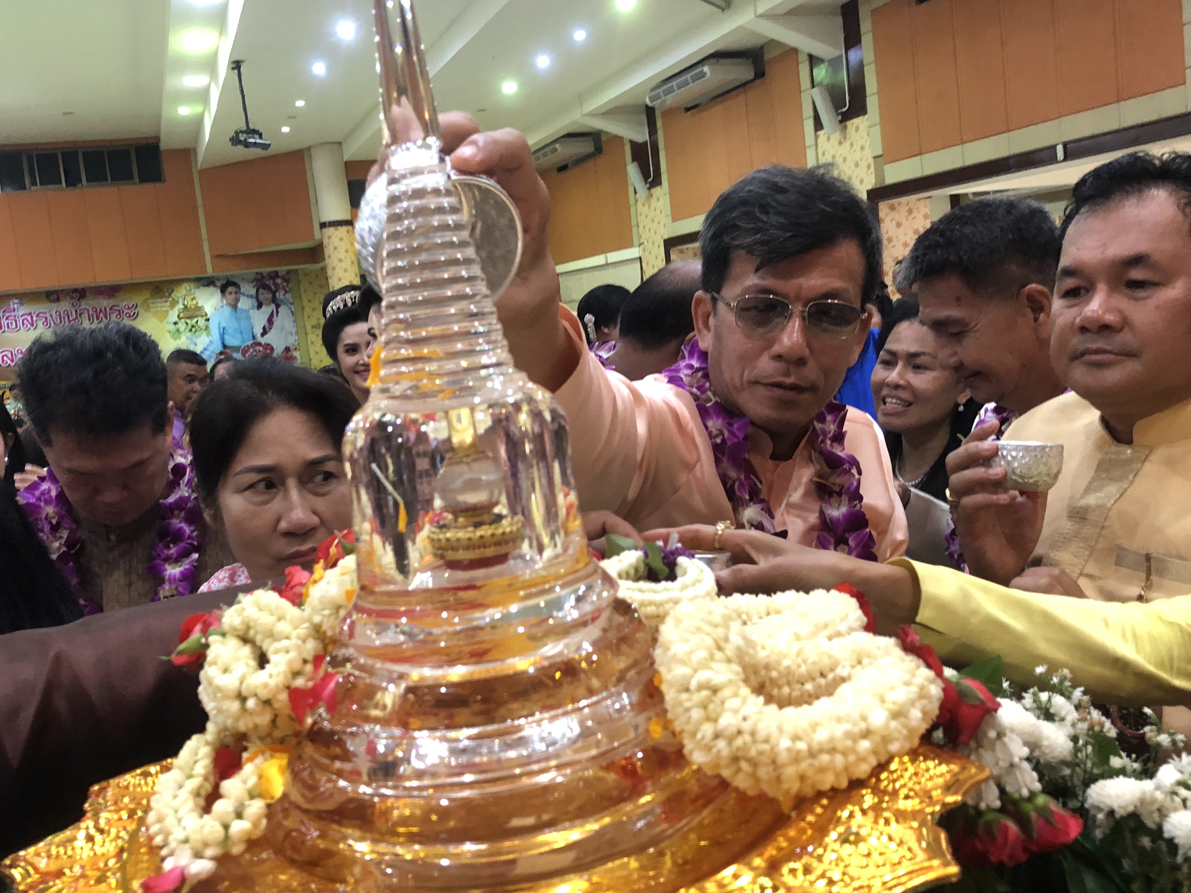 ร่วมชมขบวนแห่สงกรานต์, สรงน้ำพระบรมสารีริกธาตุ, พระพุทธอภัยมงคลสมังคี, พระพุทธสิหิงค์ฯ, พระสงฆาธิการ พร้อมทั้งรดน้ำขอพรผู้ว่าราชการจังหวัดชลบุรี, นายกเหล่ากาชาดจังหวัดชลบุรี และผู้สูงอายุ เนื่องในโอกาสวันสงกรานต์จังหวัดชลบุรี ประจำปี 2561