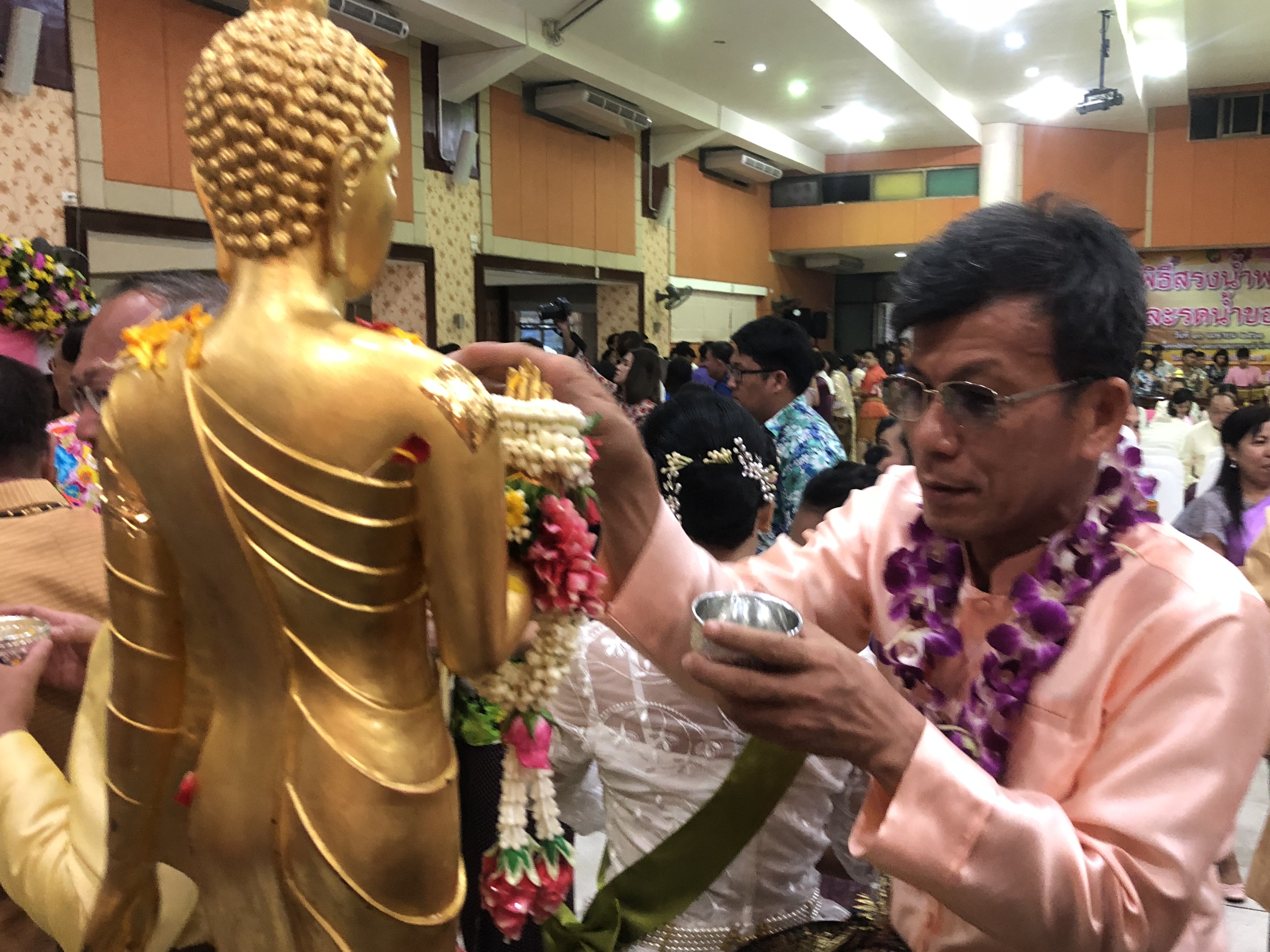 ร่วมชมขบวนแห่สงกรานต์, สรงน้ำพระบรมสารีริกธาตุ, พระพุทธอภัยมงคลสมังคี, พระพุทธสิหิงค์ฯ, พระสงฆาธิการ พร้อมทั้งรดน้ำขอพรผู้ว่าราชการจังหวัดชลบุรี, นายกเหล่ากาชาดจังหวัดชลบุรี และผู้สูงอายุ เนื่องในโอกาสวันสงกรานต์จังหวัดชลบุรี ประจำปี 2561