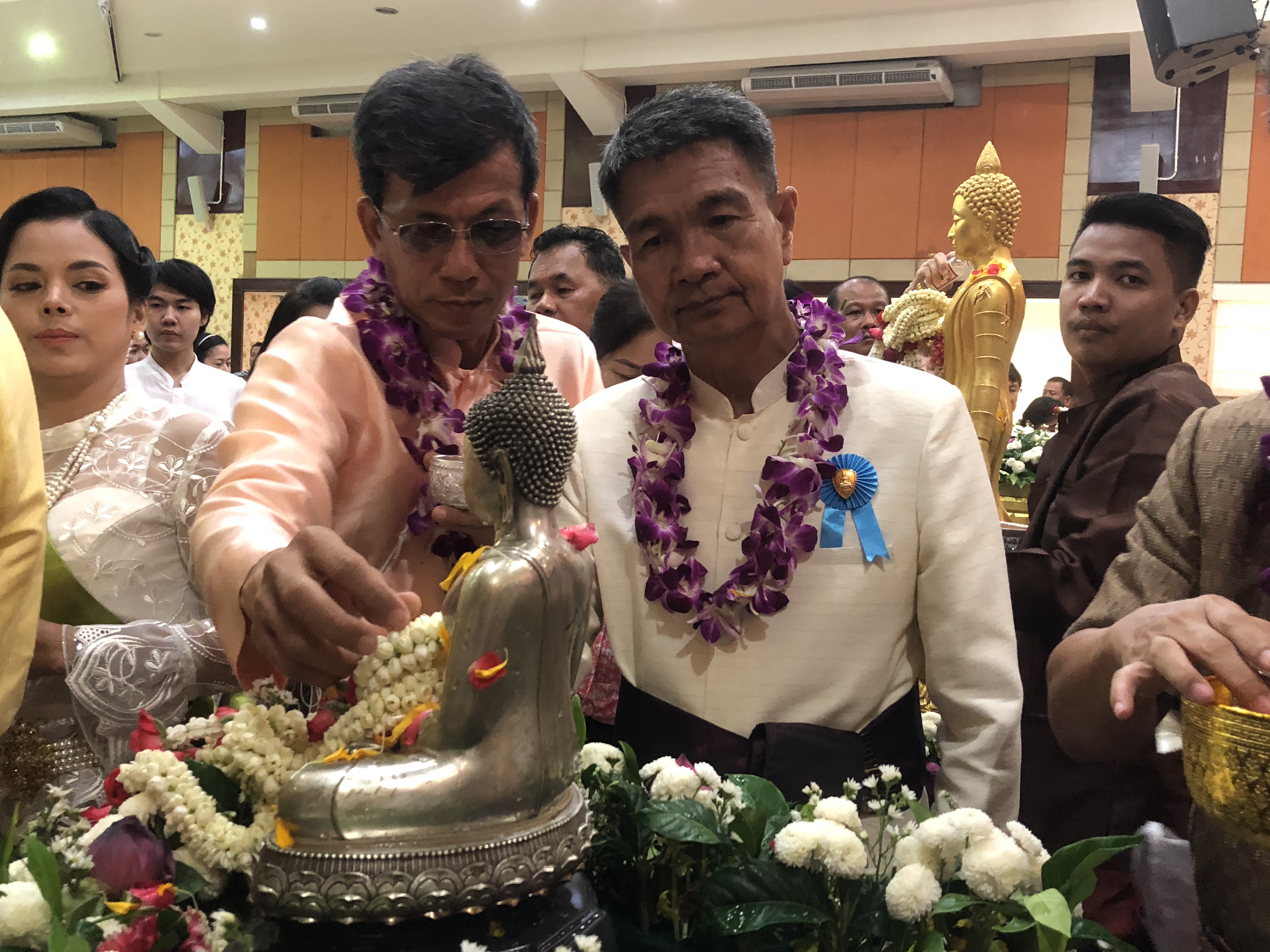 ร่วมชมขบวนแห่สงกรานต์, สรงน้ำพระบรมสารีริกธาตุ, พระพุทธอภัยมงคลสมังคี, พระพุทธสิหิงค์ฯ, พระสงฆาธิการ พร้อมทั้งรดน้ำขอพรผู้ว่าราชการจังหวัดชลบุรี, นายกเหล่ากาชาดจังหวัดชลบุรี และผู้สูงอายุ เนื่องในโอกาสวันสงกรานต์จังหวัดชลบุรี ประจำปี 2561