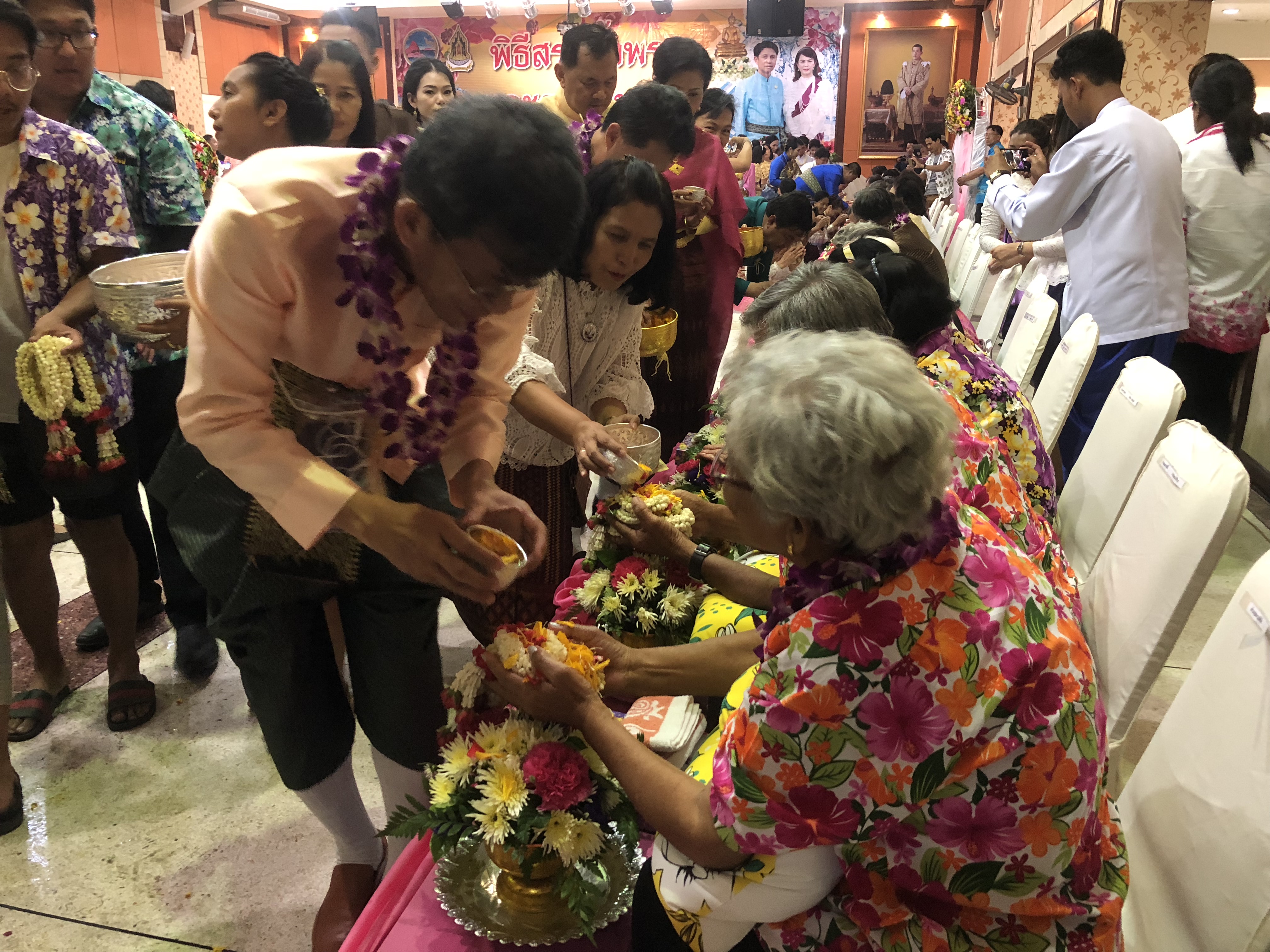 ร่วมชมขบวนแห่สงกรานต์, สรงน้ำพระบรมสารีริกธาตุ, พระพุทธอภัยมงคลสมังคี, พระพุทธสิหิงค์ฯ, พระสงฆาธิการ พร้อมทั้งรดน้ำขอพรผู้ว่าราชการจังหวัดชลบุรี, นายกเหล่ากาชาดจังหวัดชลบุรี และผู้สูงอายุ เนื่องในโอกาสวันสงกรานต์จังหวัดชลบุรี ประจำปี 2561