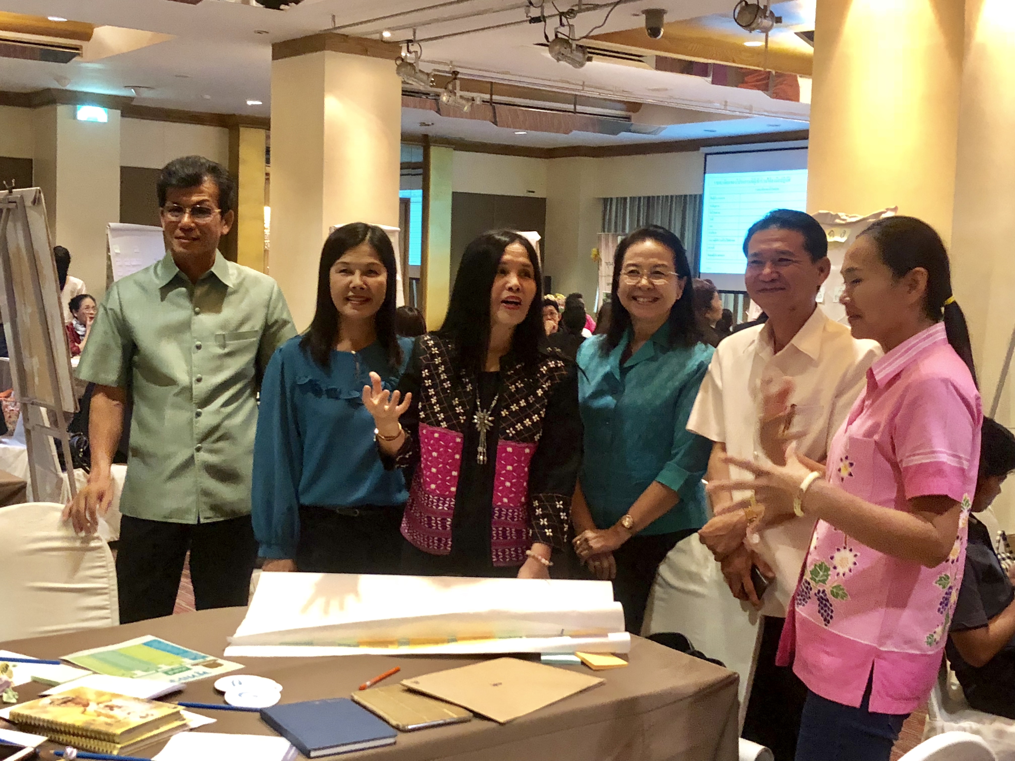 นางอัจฉราวรรณ มณีขัติย์ ผู้ตรวจราชการกรมฯ พบปะให้กำลังใจ, รับฟังการนำเสนอและให้ข้อเสนอแนะโปรแกรมท่องเที่ยวแก่ผู้เข้าร่วมโครงการเพื่อส่งเสริมผู้ประกอบการชุมชน