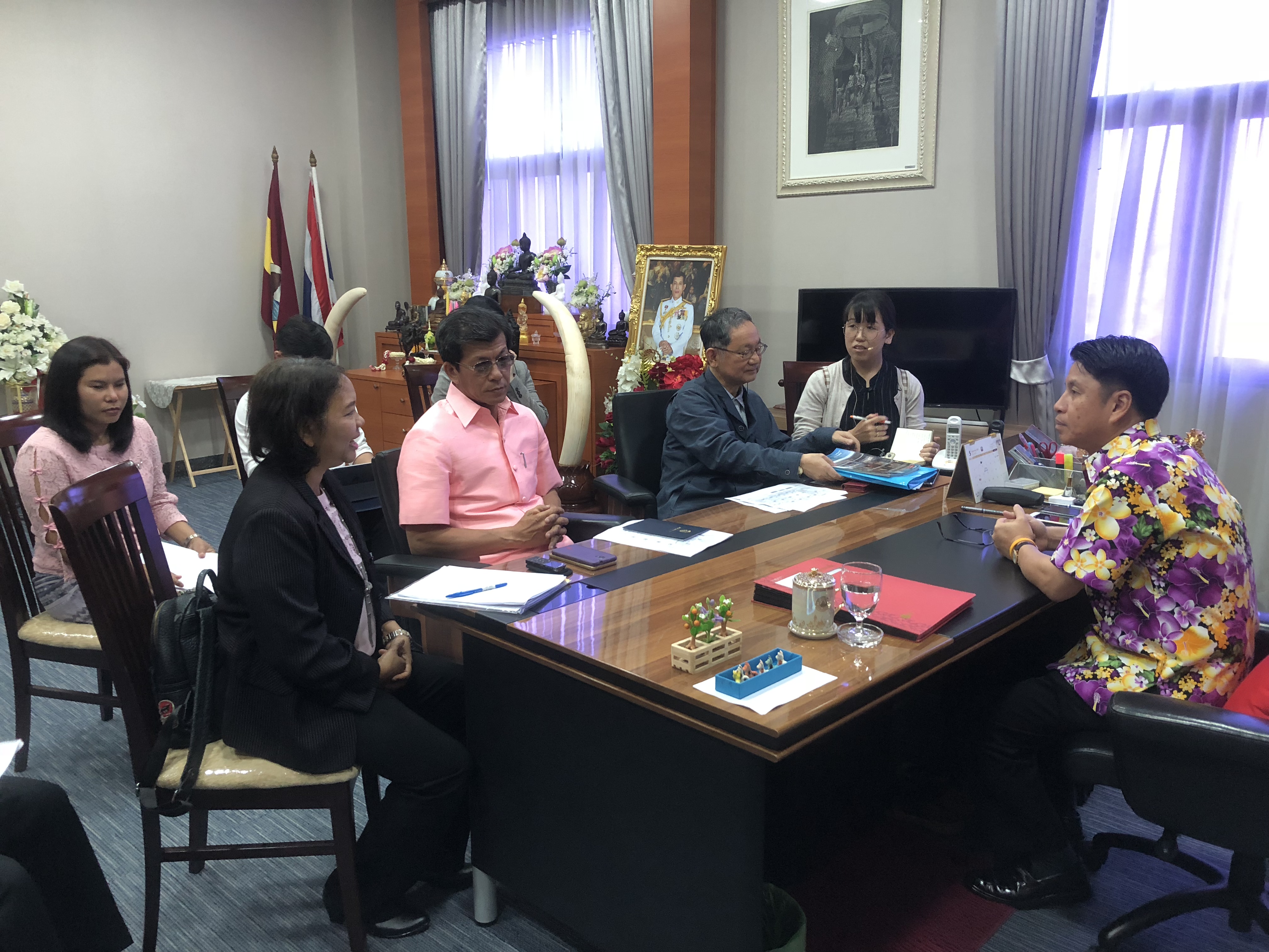 นำทีม JICA เข้าพบนายภัครธรณ์ เทียนไชย ผู้ว่าราชการจังหวัดชลบุรี เพื่อพบปะ แลกเปลี่ยนการดำเนินงานตามโครงการส่งเสริมผู้ประกอบการชุมชน (Community-Based Enterpreneurship Promotion)