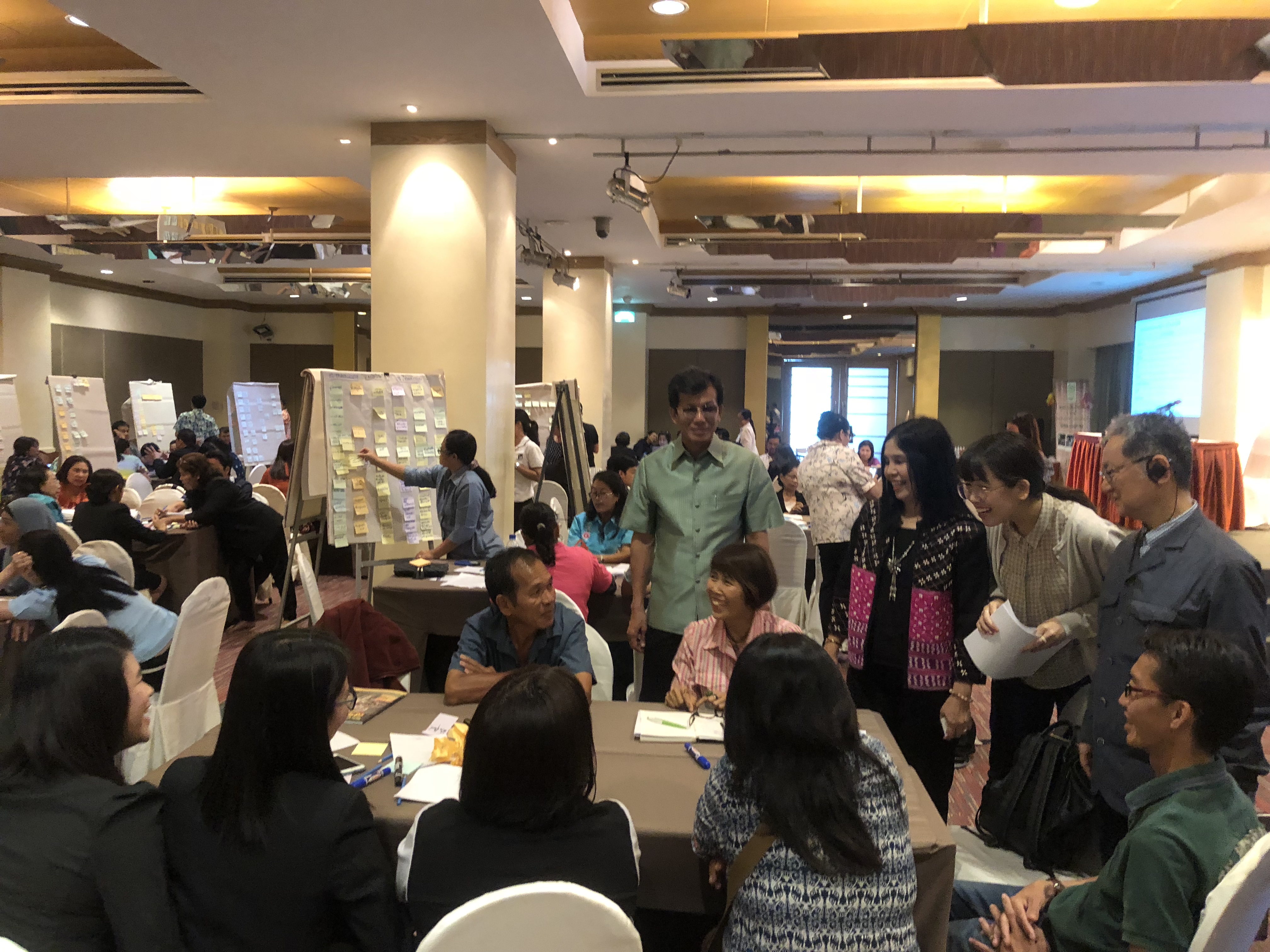 นางอัจฉราวรรณ มณีขัติย์ ผู้ตรวจราชการกรมฯ พบปะให้กำลังใจ, รับฟังการนำเสนอและให้ข้อเสนอแนะโปรแกรมท่องเที่ยวแก่ผู้เข้าร่วมโครงการเพื่อส่งเสริมผู้ประกอบการชุมชน