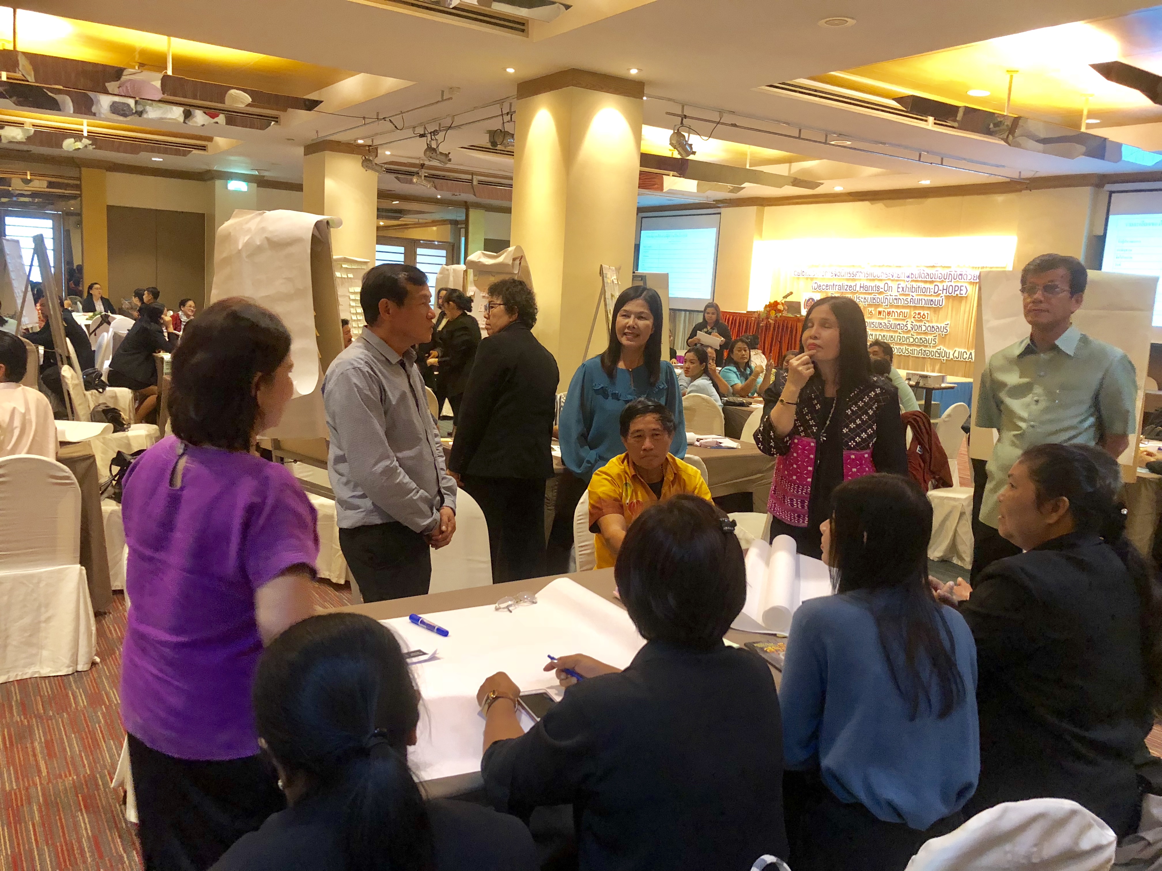 นางอัจฉราวรรณ มณีขัติย์ ผู้ตรวจราชการกรมฯ พบปะให้กำลังใจ, รับฟังการนำเสนอและให้ข้อเสนอแนะโปรแกรมท่องเที่ยวแก่ผู้เข้าร่วมโครงการเพื่อส่งเสริมผู้ประกอบการชุมชน