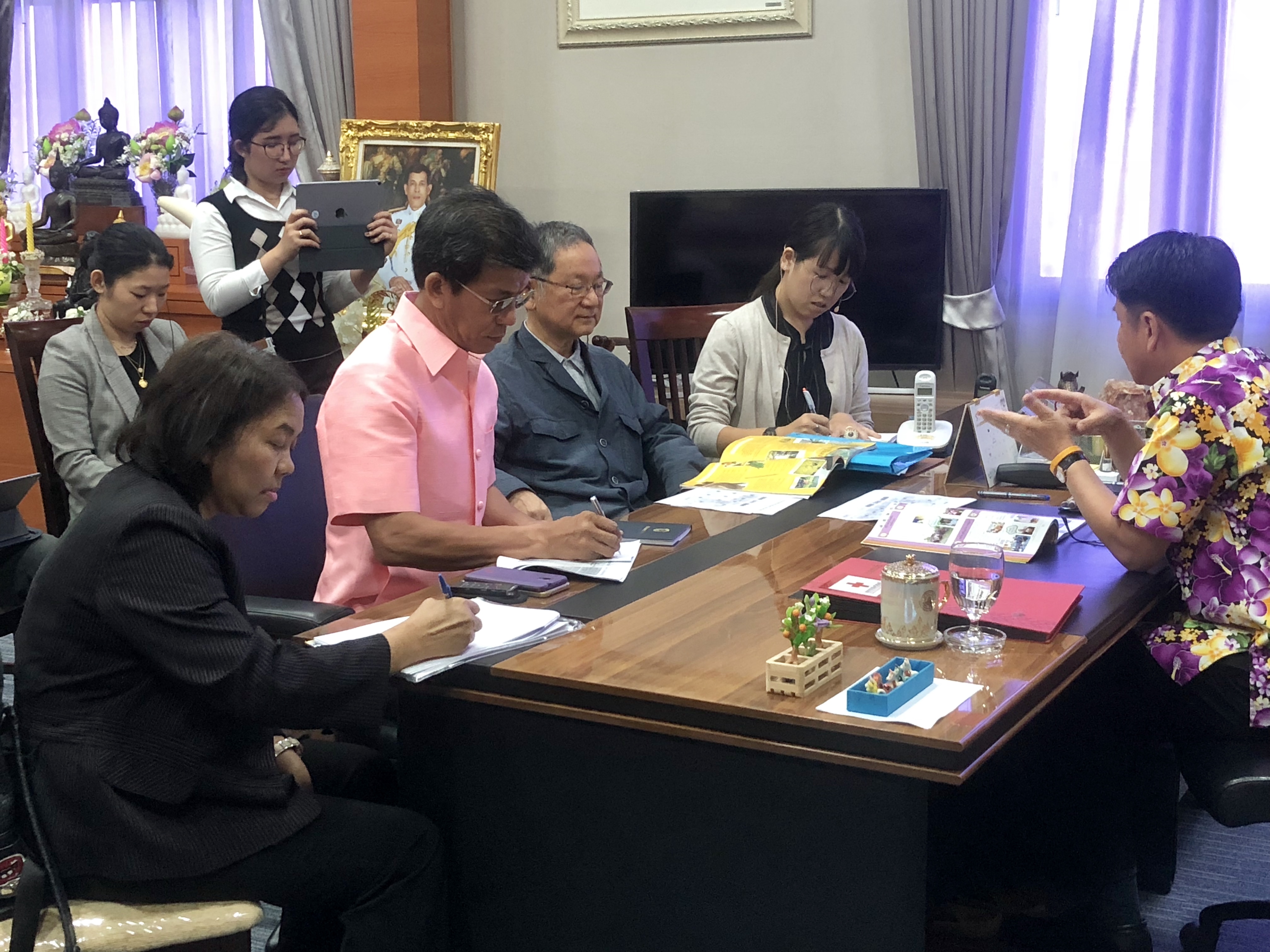 นำทีม JICA เข้าพบนายภัครธรณ์ เทียนไชย ผู้ว่าราชการจังหวัดชลบุรี เพื่อพบปะ แลกเปลี่ยนการดำเนินงานตามโครงการส่งเสริมผู้ประกอบการชุมชน (Community-Based Enterpreneurship Promotion)