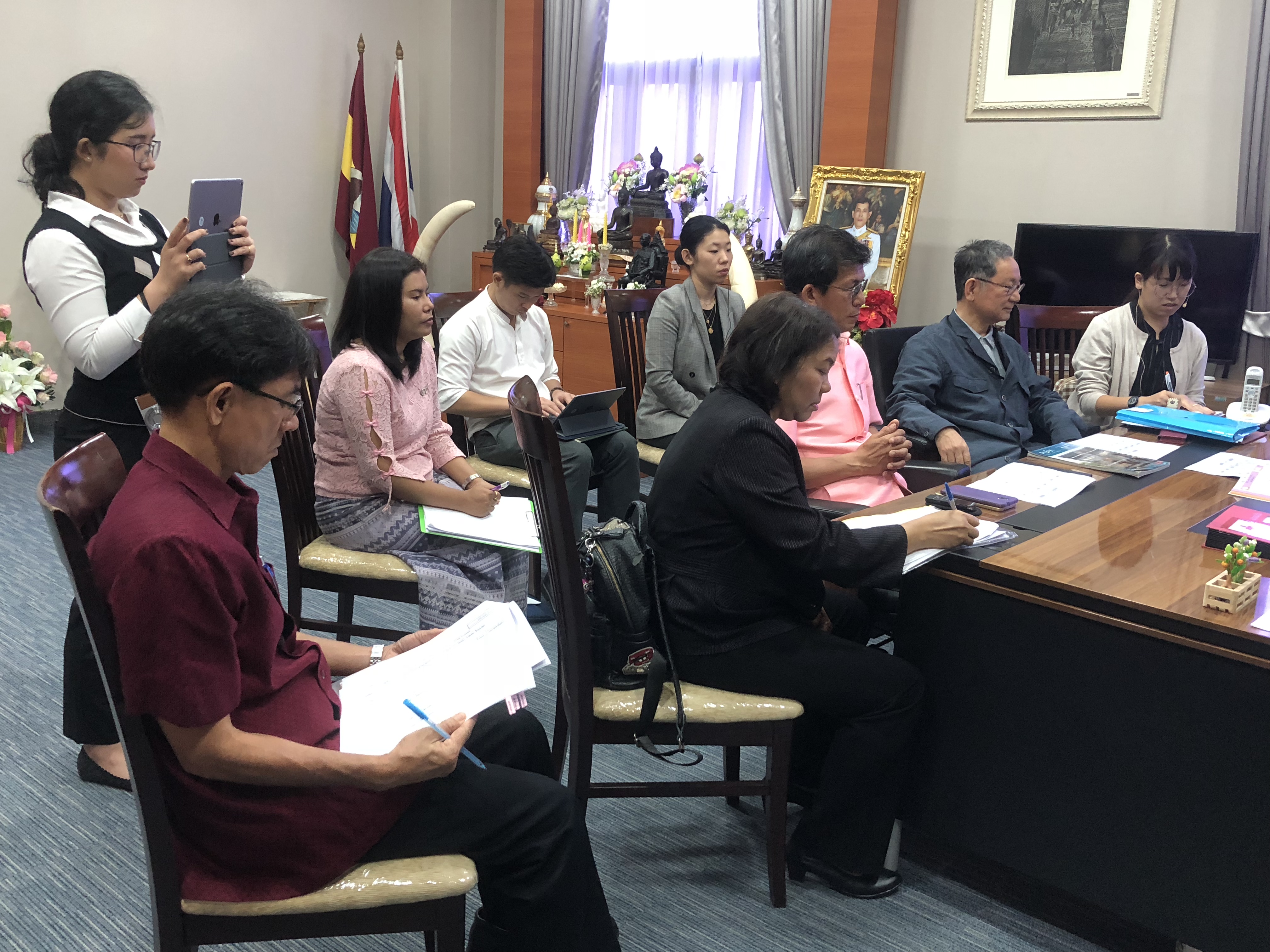 นำทีม JICA เข้าพบนายภัครธรณ์ เทียนไชย ผู้ว่าราชการจังหวัดชลบุรี เพื่อพบปะ แลกเปลี่ยนการดำเนินงานตามโครงการส่งเสริมผู้ประกอบการชุมชน (Community-Based Enterpreneurship Promotion)