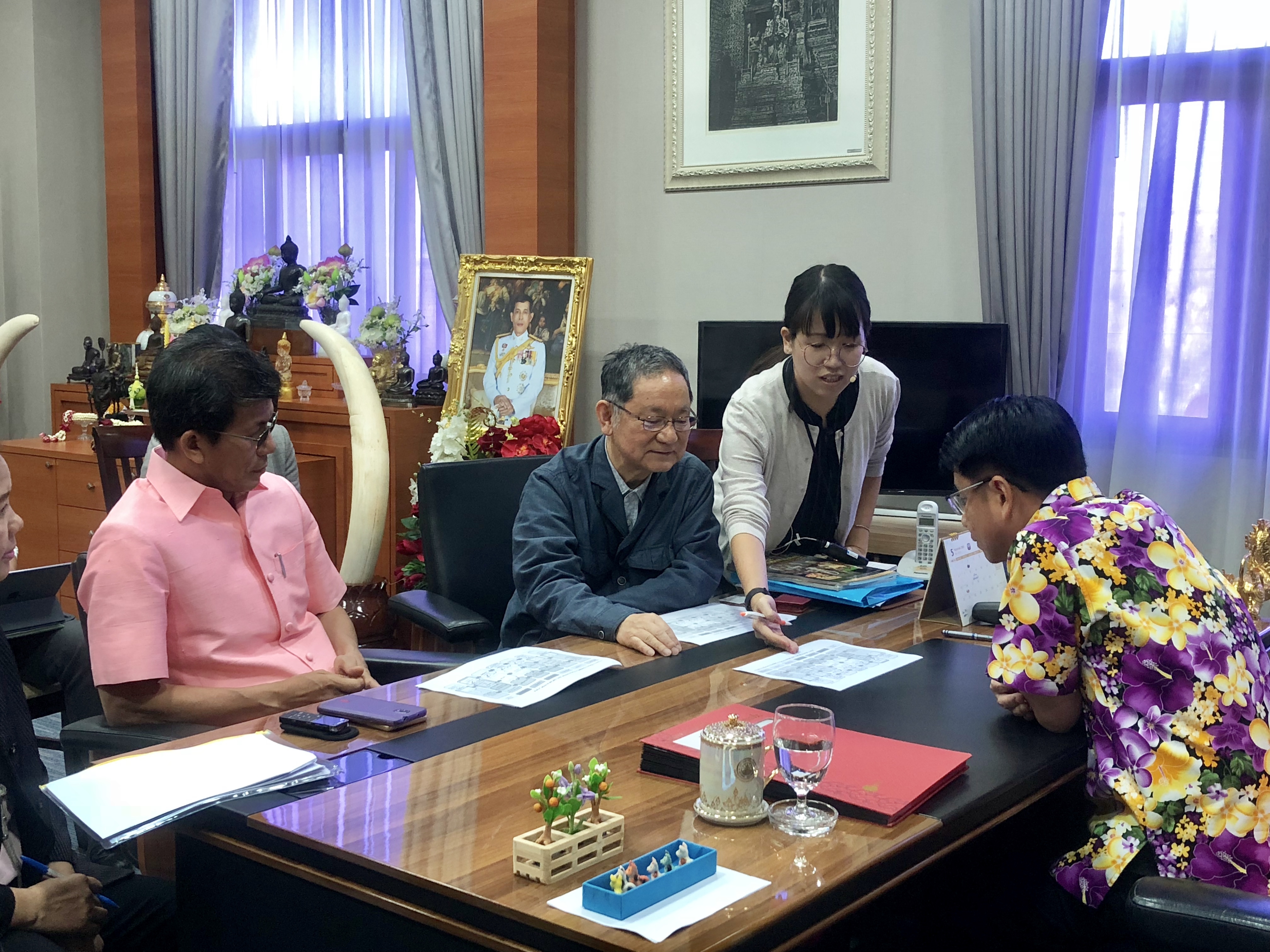 นำทีม JICA เข้าพบนายภัครธรณ์ เทียนไชย ผู้ว่าราชการจังหวัดชลบุรี เพื่อพบปะ แลกเปลี่ยนการดำเนินงานตามโครงการส่งเสริมผู้ประกอบการชุมชน (Community-Based Enterpreneurship Promotion)