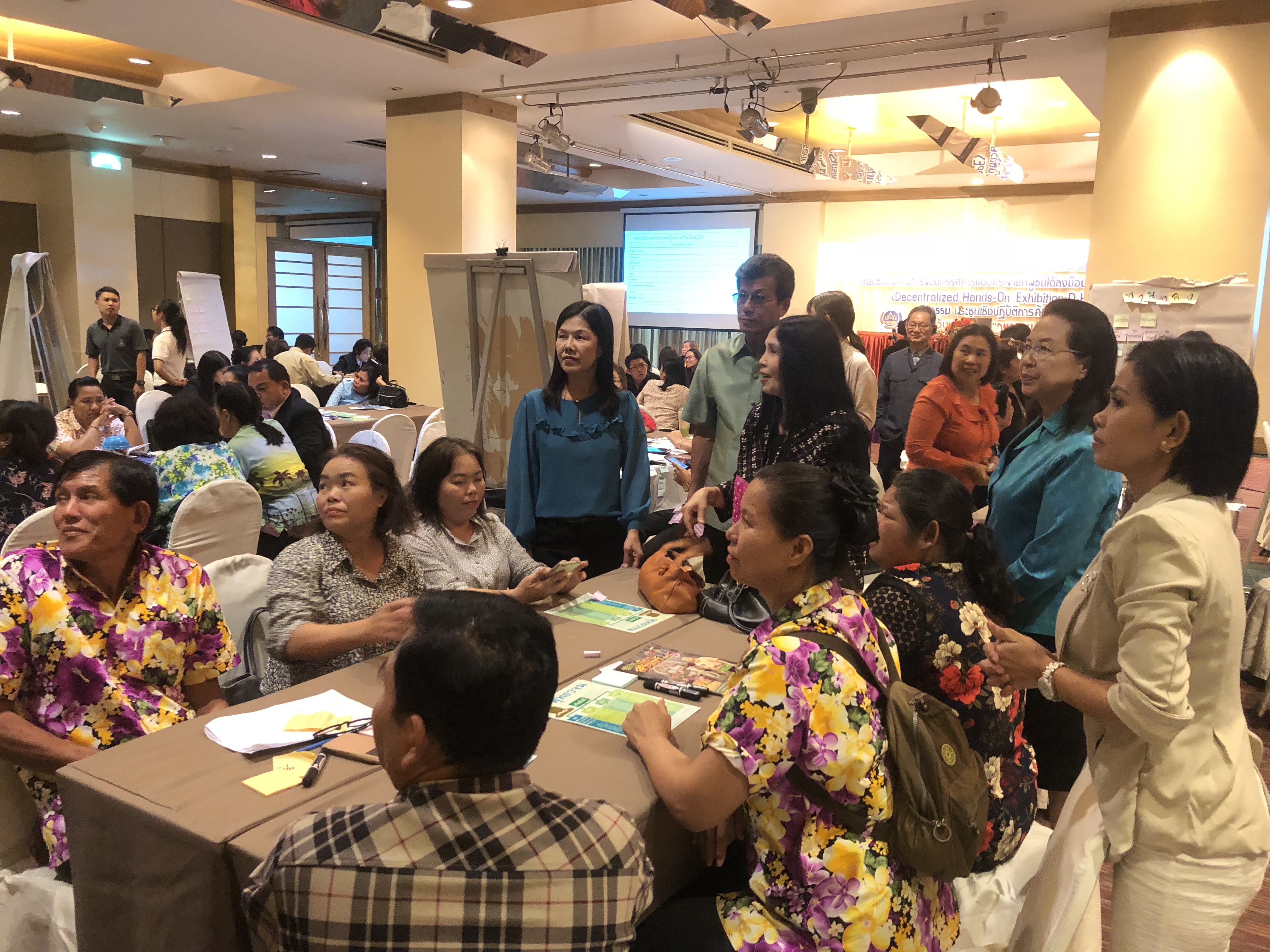 นางอัจฉราวรรณ มณีขัติย์ ผู้ตรวจราชการกรมฯ พบปะให้กำลังใจ, รับฟังการนำเสนอและให้ข้อเสนอแนะโปรแกรมท่องเที่ยวแก่ผู้เข้าร่วมโครงการเพื่อส่งเสริมผู้ประกอบการชุมชน