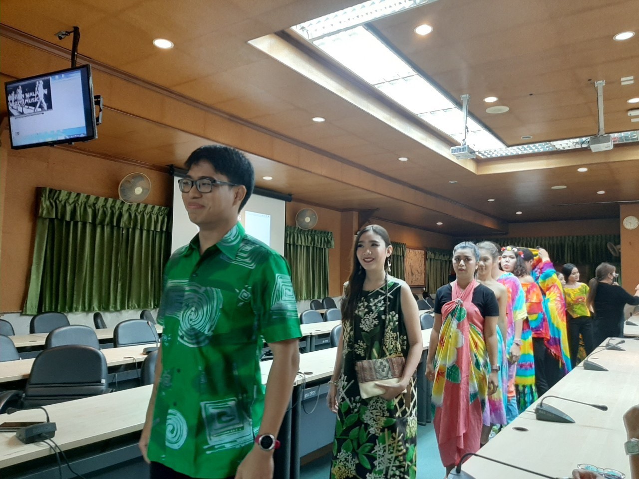 จังหวัดชลบุรี : ทะเลงาม ?ข้าวหลามอร่อย?อ้อยหวาน? จักสานดี ?ประเพณีวิ่งควาย??การประกวดผ้าสืบสาน อนุรักษ์ศิลป์ผ้าถิ่นไทย ดำรงไว้ในแผ่นดิน จังหวัดชลบุรี?