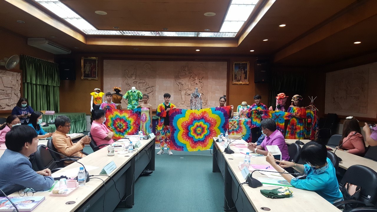 จังหวัดชลบุรี : ทะเลงาม ?ข้าวหลามอร่อย?อ้อยหวาน? จักสานดี ?ประเพณีวิ่งควาย??การประกวดผ้าสืบสาน อนุรักษ์ศิลป์ผ้าถิ่นไทย ดำรงไว้ในแผ่นดิน จังหวัดชลบุรี?