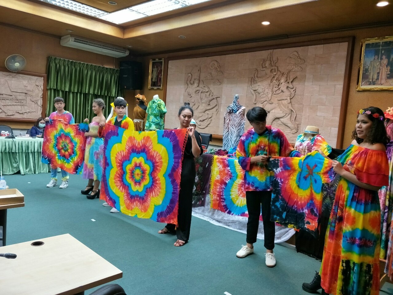 จังหวัดชลบุรี : ทะเลงาม ?ข้าวหลามอร่อย?อ้อยหวาน? จักสานดี ?ประเพณีวิ่งควาย??การประกวดผ้าสืบสาน อนุรักษ์ศิลป์ผ้าถิ่นไทย ดำรงไว้ในแผ่นดิน จังหวัดชลบุรี?