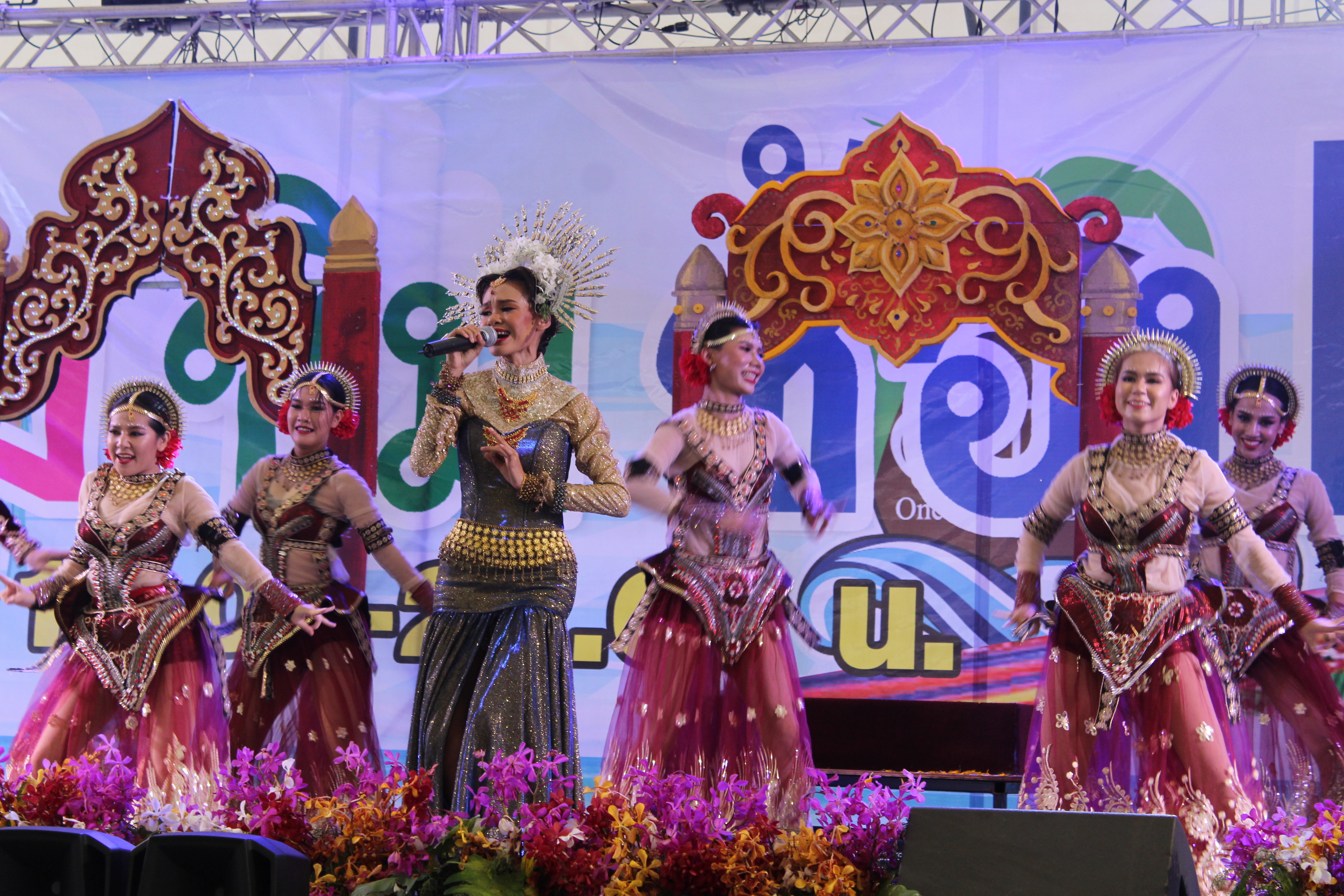 พิธีมอบรางวัลการประกวดร้องเพลงไทยลูกทุ่งพร้อมหางเครื่อง ในงาน “มหกรรม ชม ชิม ช้อป OTOP ชลบุรี”