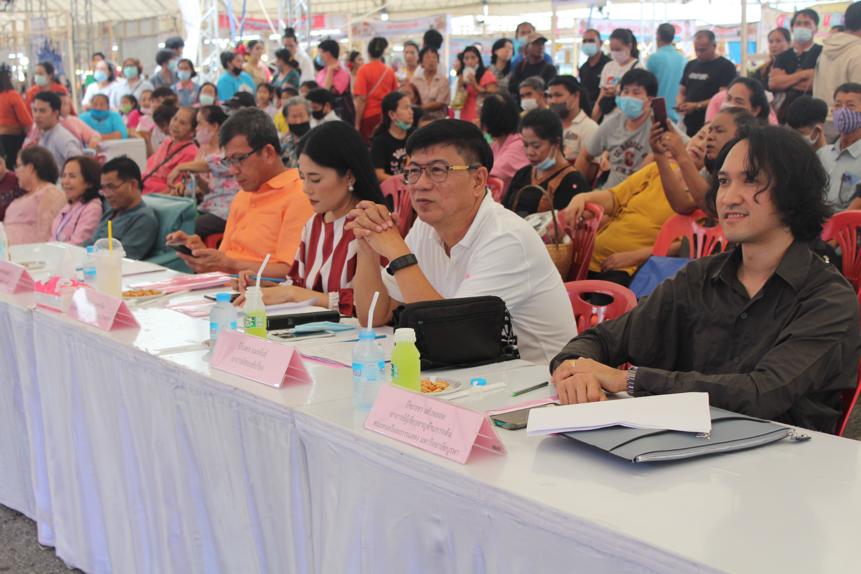 พิธีมอบรางวัลการประกวดร้องเพลงไทยลูกทุ่งพร้อมหางเครื่อง ในงาน “มหกรรม ชม ชิม ช้อป OTOP ชลบุรี”