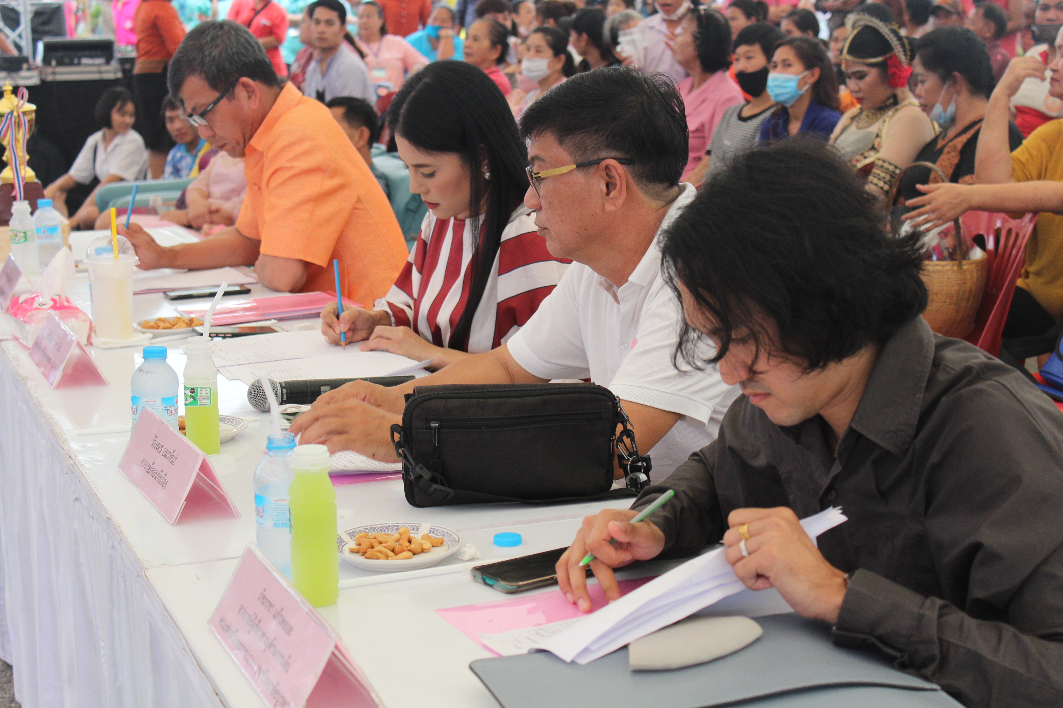 พิธีมอบรางวัลการประกวดร้องเพลงไทยลูกทุ่งพร้อมหางเครื่อง ในงาน “มหกรรม ชม ชิม ช้อป OTOP ชลบุรี”