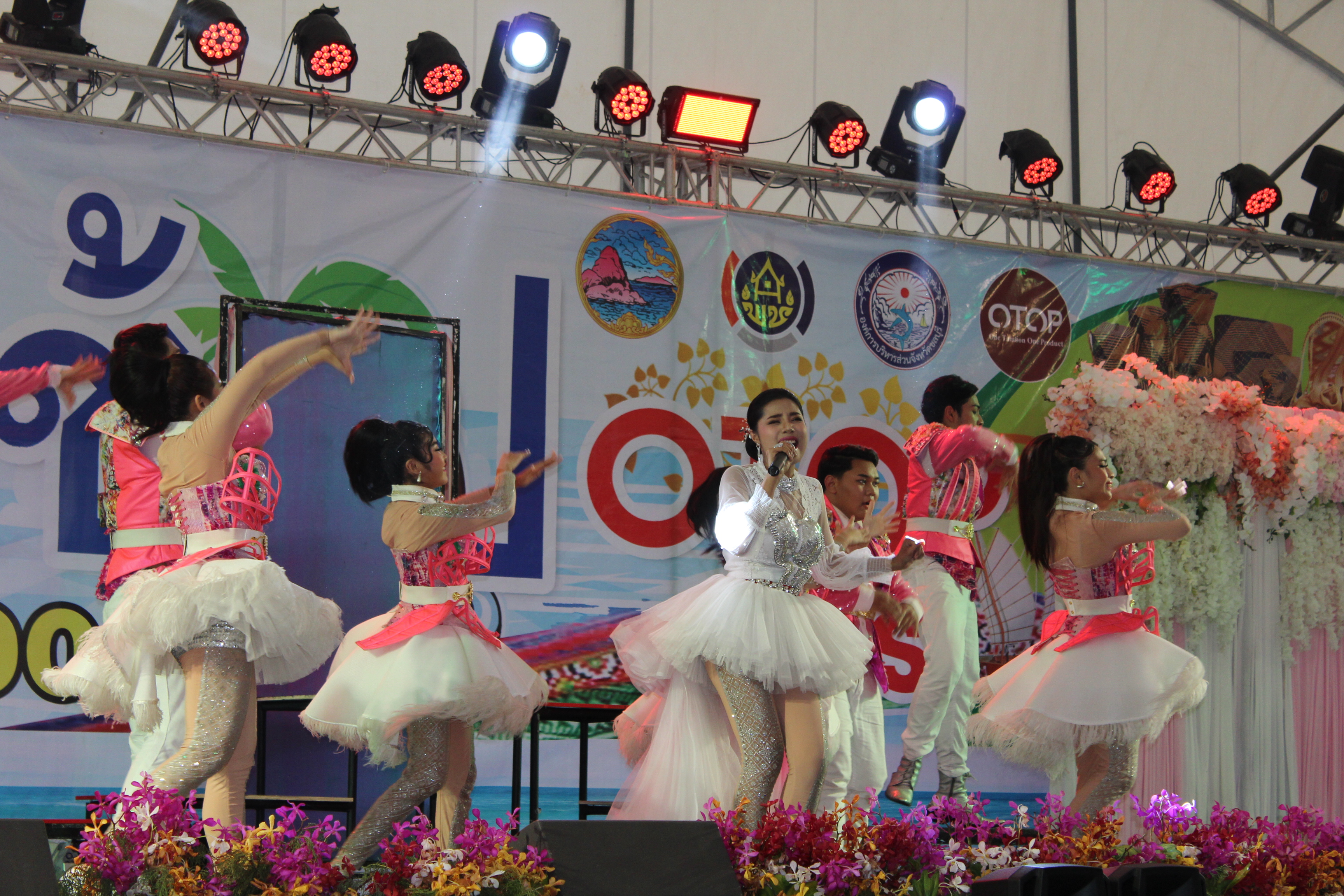 พิธีมอบรางวัลการประกวดร้องเพลงไทยลูกทุ่งพร้อมหางเครื่อง ในงาน “มหกรรม ชม ชิม ช้อป OTOP ชลบุรี”