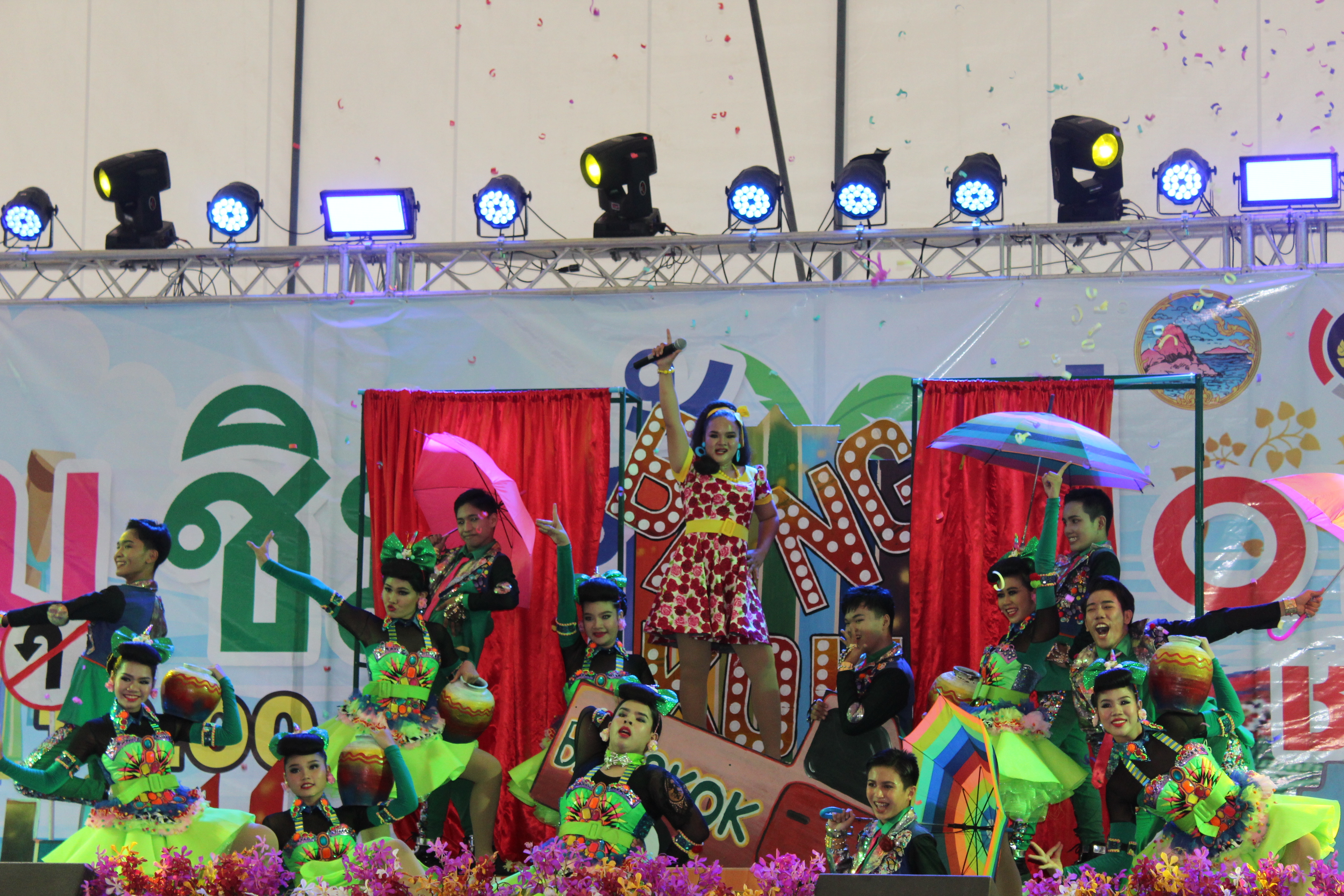 พิธีมอบรางวัลการประกวดร้องเพลงไทยลูกทุ่งพร้อมหางเครื่อง ในงาน “มหกรรม ชม ชิม ช้อป OTOP ชลบุรี”