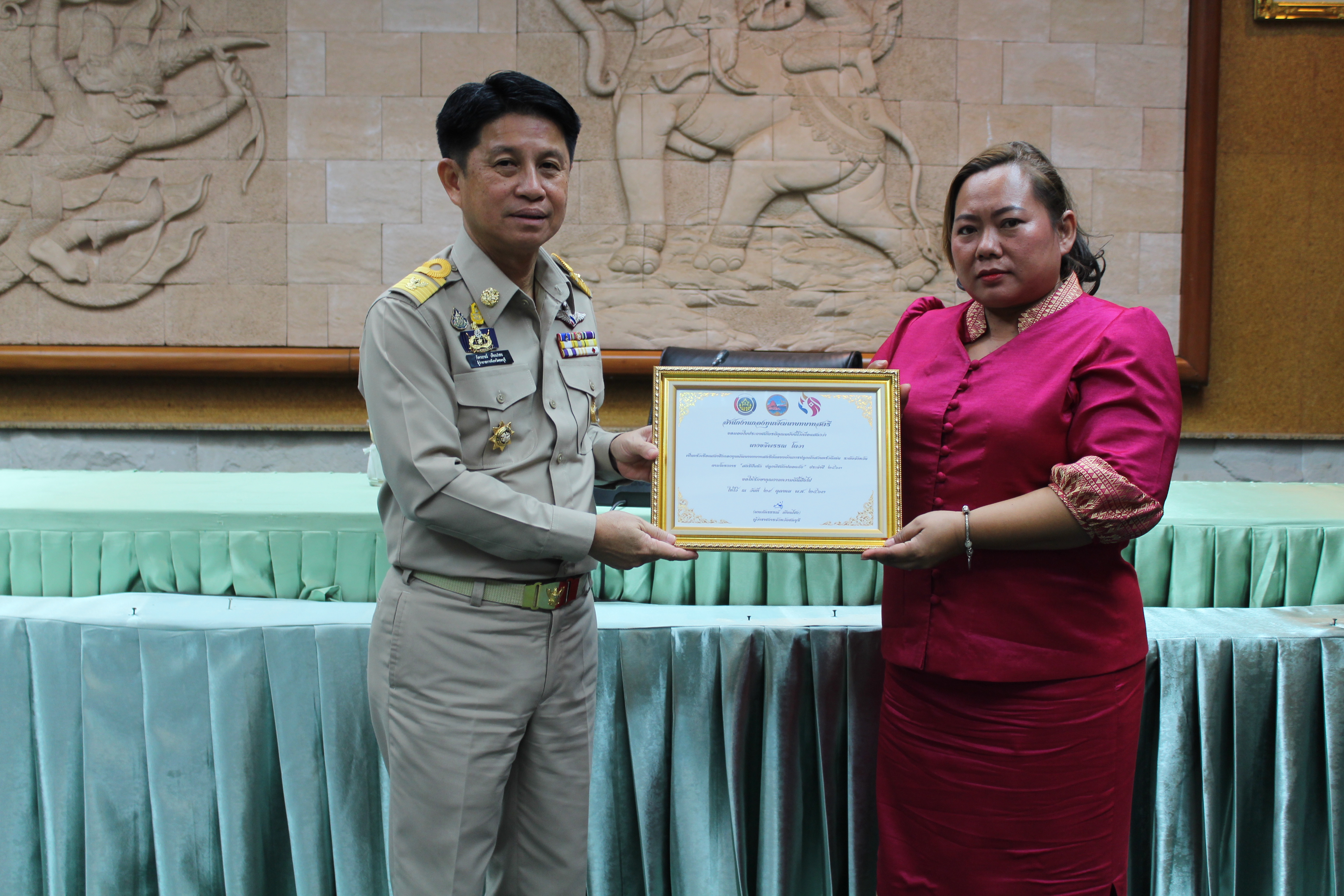 พิธีมอบเงินกองทุนพัฒนาเด็กชนบทฯ และประกาศเกียรติบัตรบุคคลต้นแบบตามแผนปฏิบัติการ 90 วัน ปลูกผักสวนครัว เพื่อสร้างความมั่นคงทางอาหาร