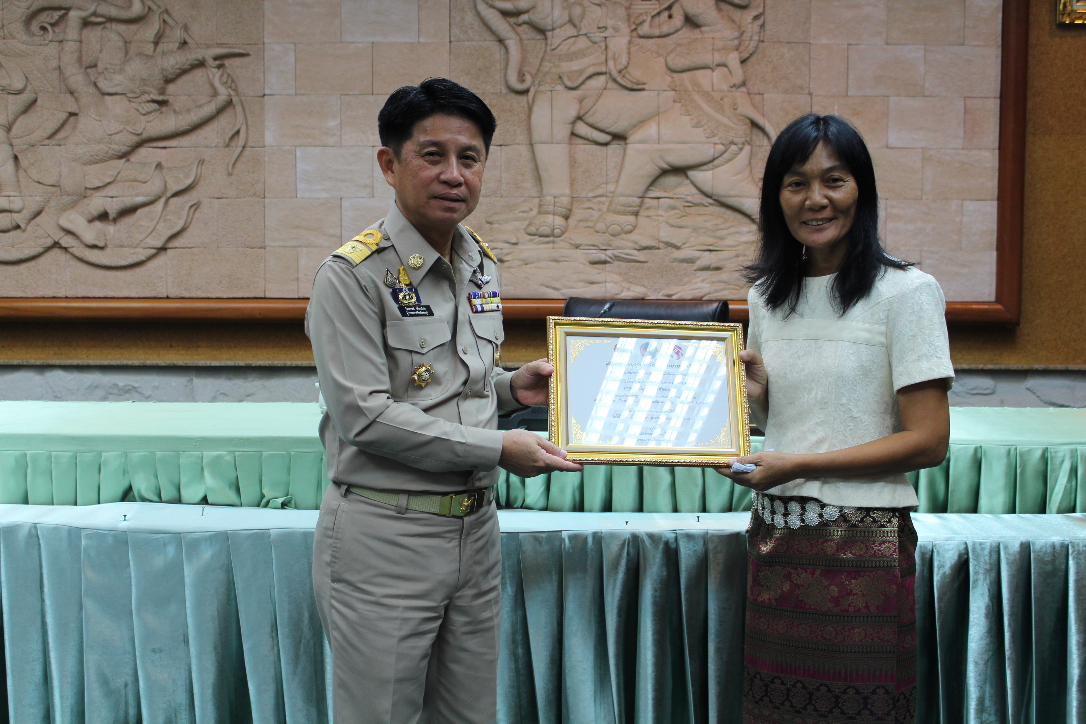 พิธีมอบเงินกองทุนพัฒนาเด็กชนบทฯ และประกาศเกียรติบัตรบุคคลต้นแบบตามแผนปฏิบัติการ 90 วัน ปลูกผักสวนครัว เพื่อสร้างความมั่นคงทางอาหาร