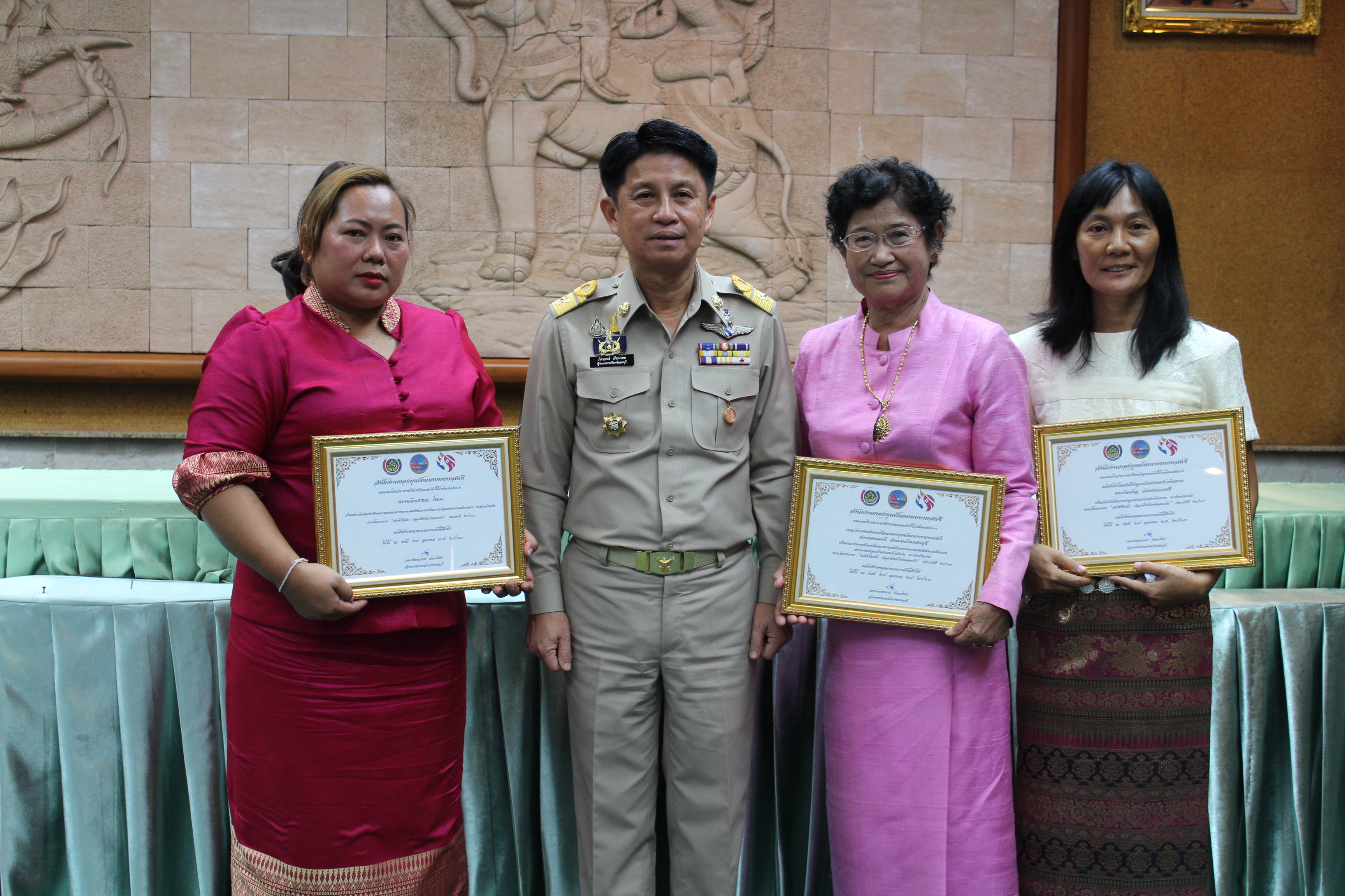 พิธีมอบเงินกองทุนพัฒนาเด็กชนบทฯ และประกาศเกียรติบัตรบุคคลต้นแบบตามแผนปฏิบัติการ 90 วัน ปลูกผักสวนครัว เพื่อสร้างความมั่นคงทางอาหาร