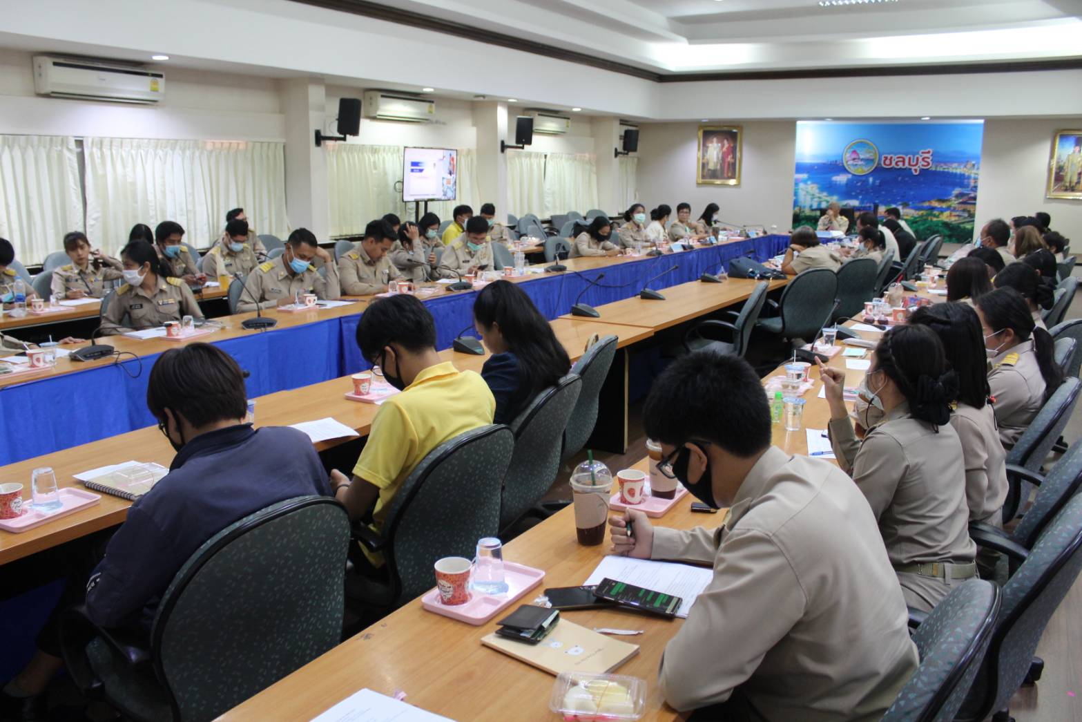 พช.ชลบุรี ร่วมรับฟังการประชุมกรมฯ ครั้งที่ 10/2563 ผ่านระบบ Video Conference