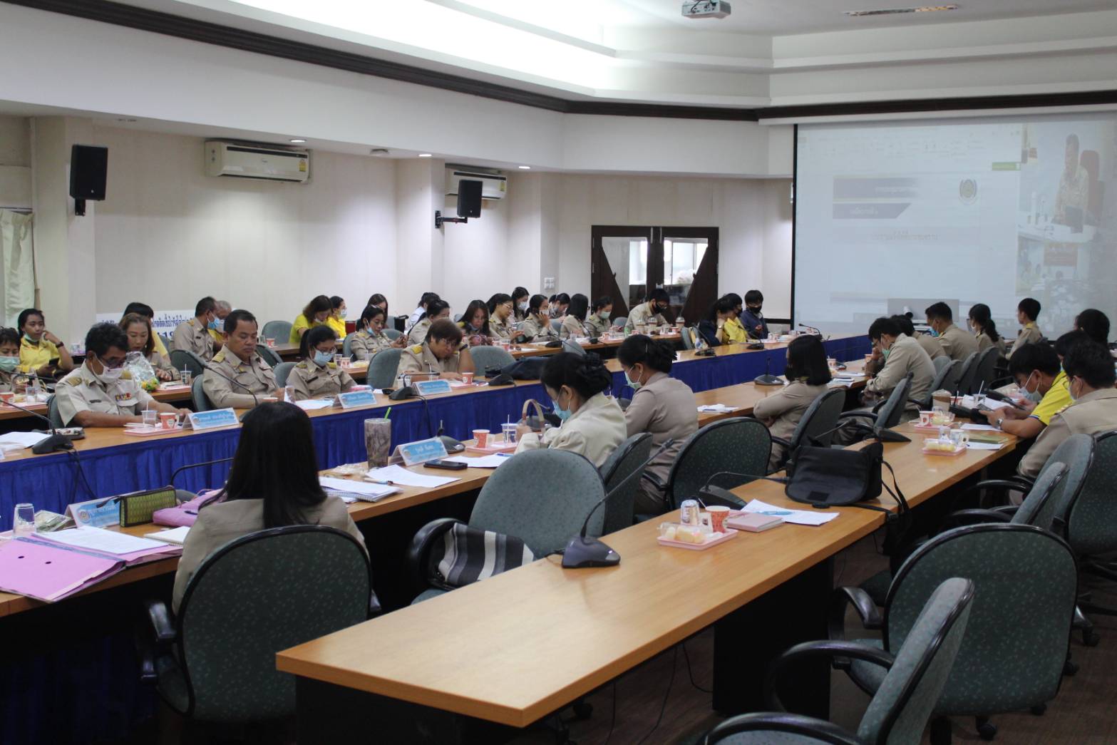 พช.ชลบุรี ร่วมรับฟังการประชุมกรมฯ ครั้งที่ 10/2563 ผ่านระบบ Video Conference