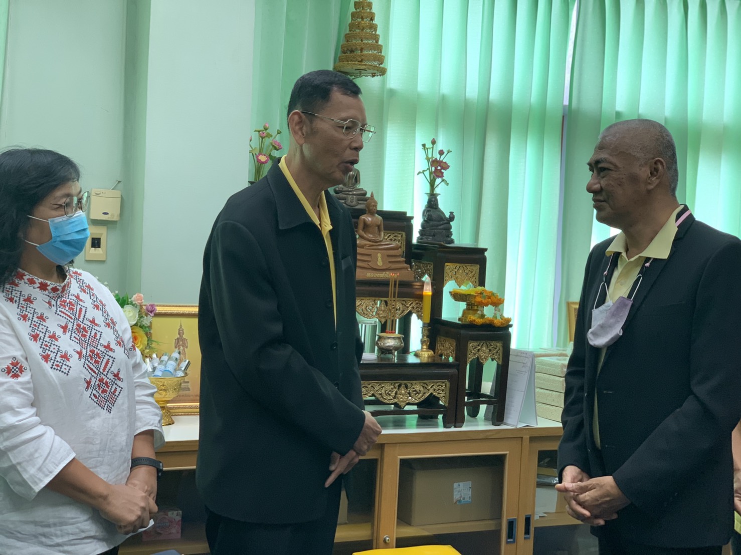 พช.ชลบุรี มอบกระเช้าของขวัญปีใหม่แด่ผู้บริหารจังหวัด