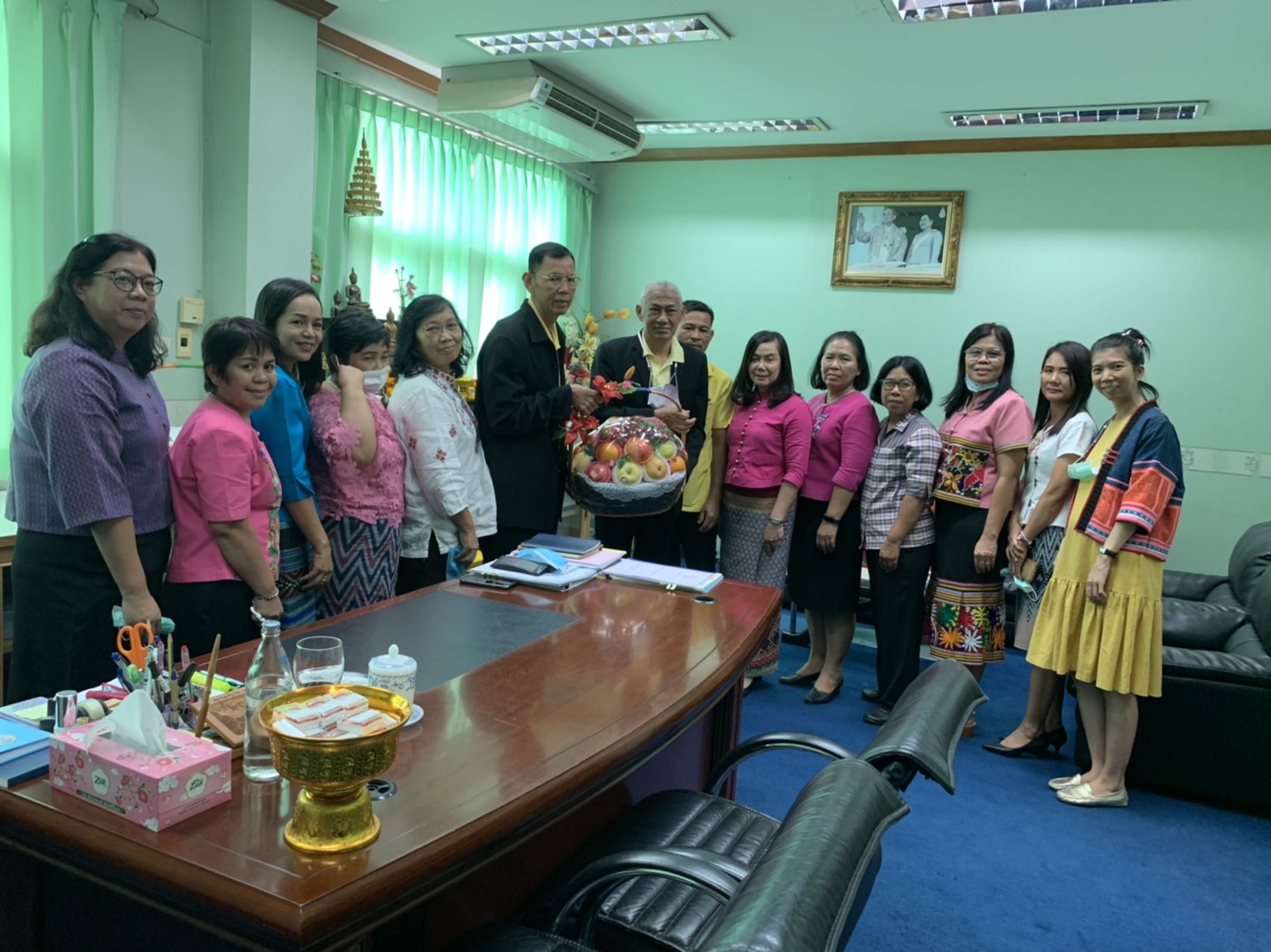 พช.ชลบุรี มอบกระเช้าของขวัญปีใหม่แด่ผู้บริหารจังหวัด