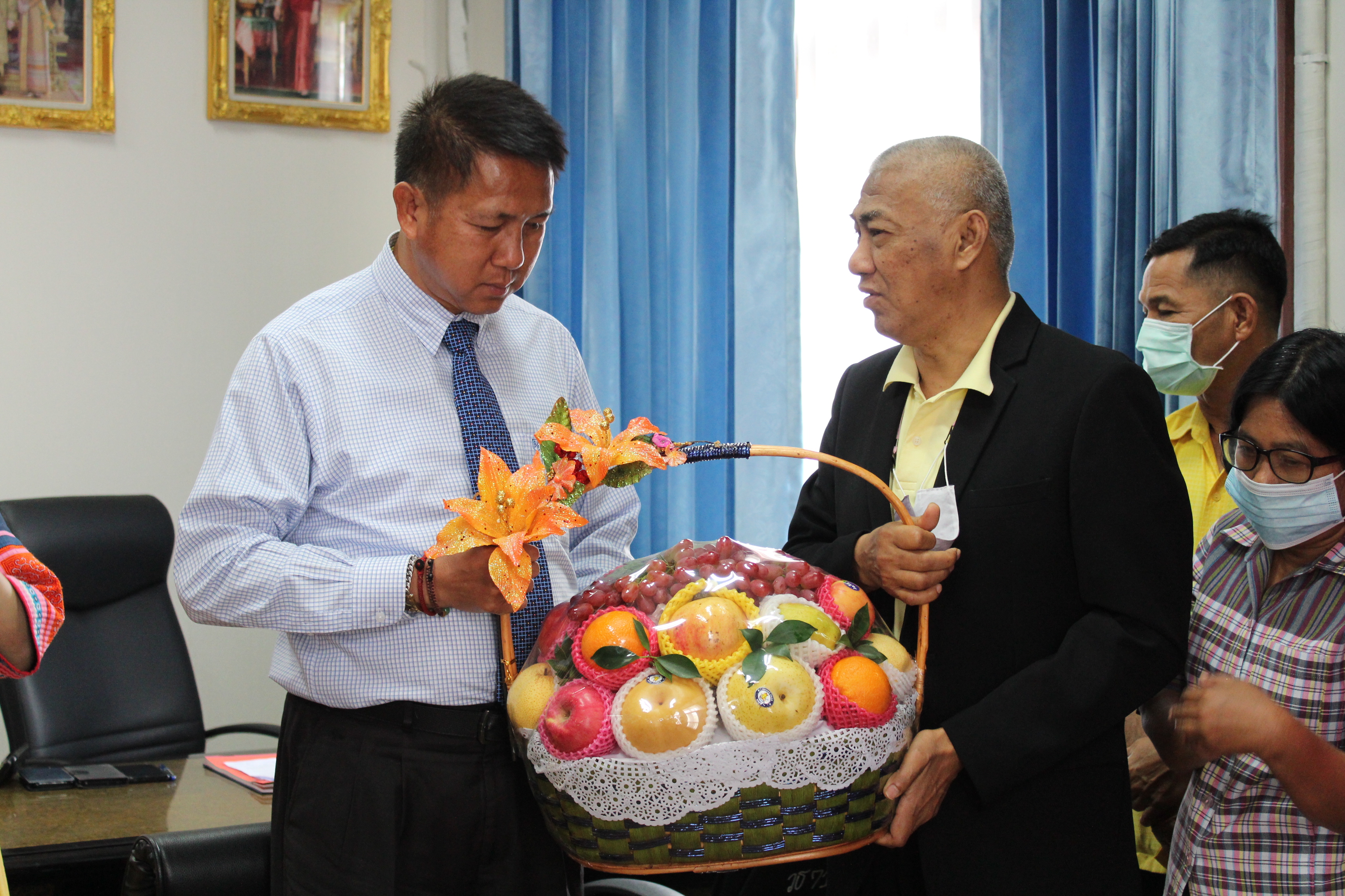 พช.ชลบุรี มอบกระเช้าของขวัญปีใหม่แด่ผู้บริหารจังหวัด