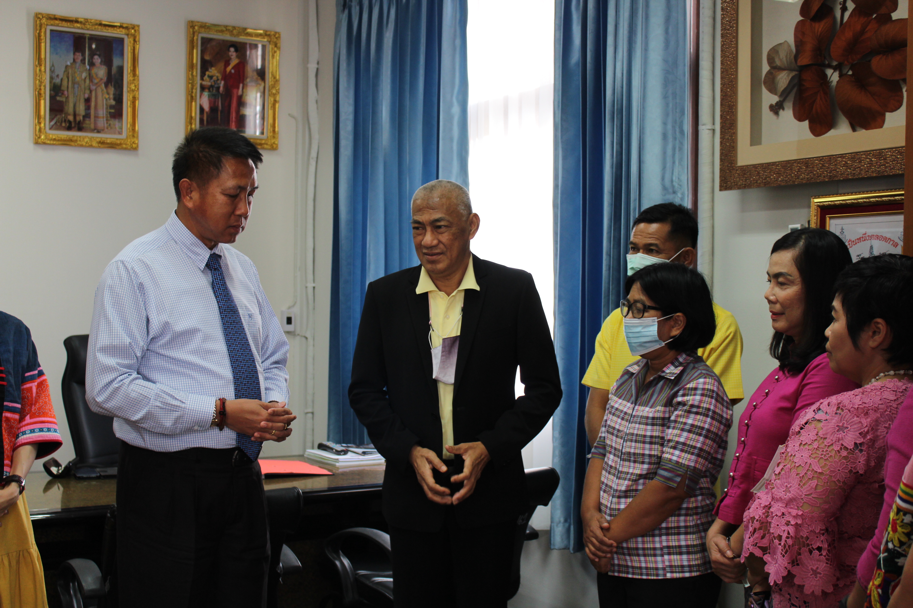 พช.ชลบุรี มอบกระเช้าของขวัญปีใหม่แด่ผู้บริหารจังหวัด