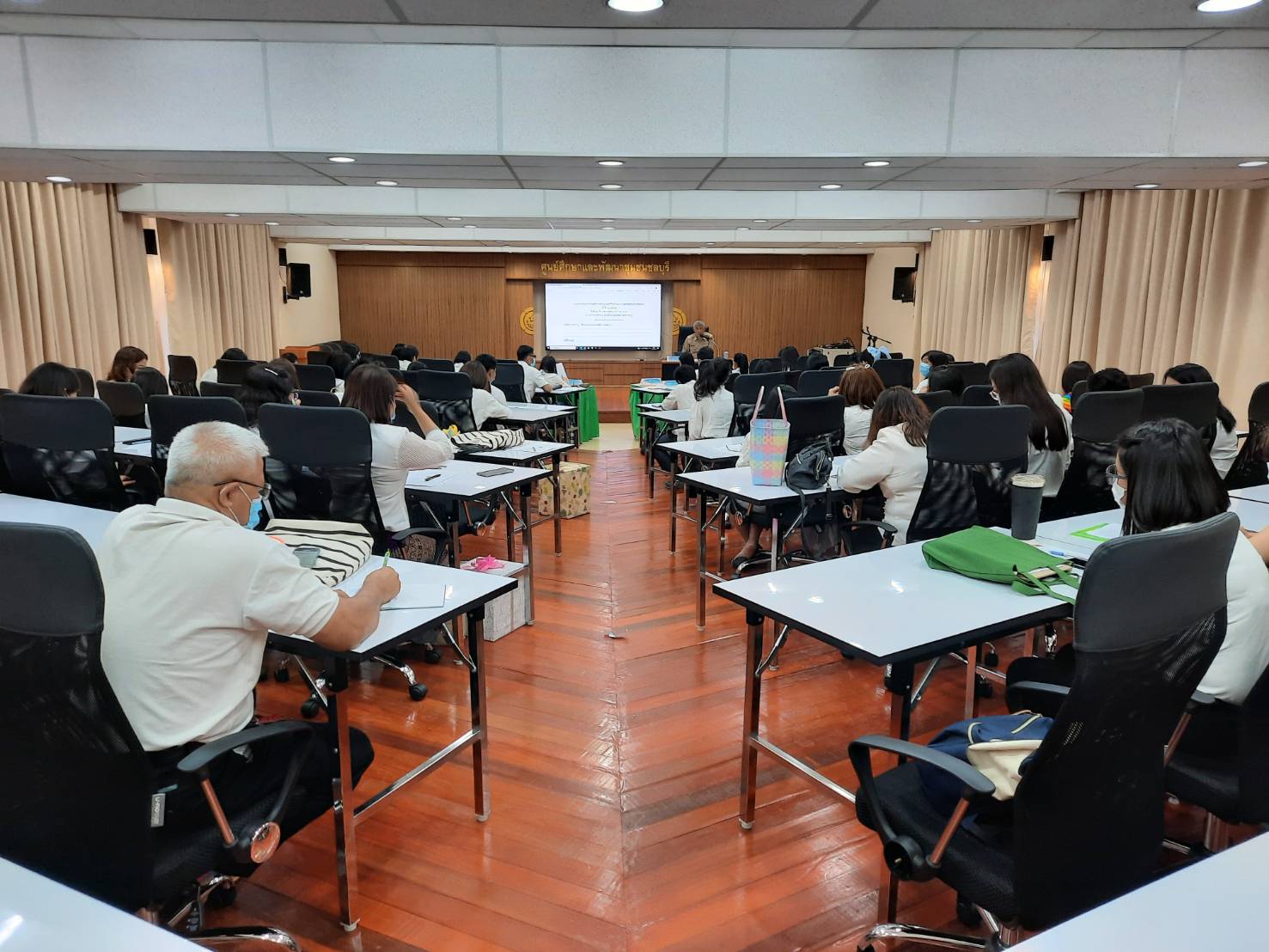 การประชุมข้าราชการและลูกจ้างสำนักงานพัฒนาชุมชนจังหวัดชลบุรี ครั้งที่ 10/2563