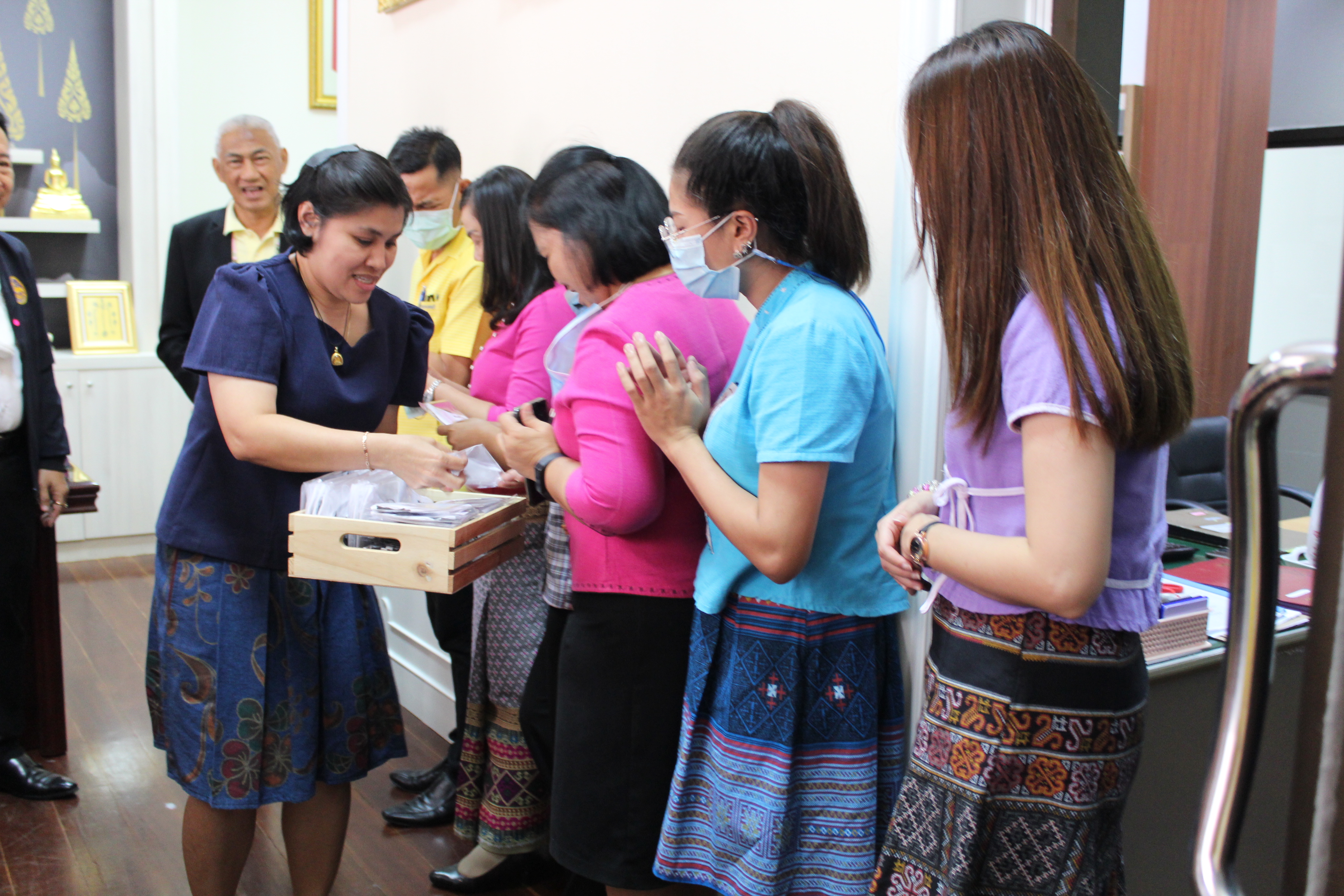 พช.ชลบุรี มอบกระเช้าของขวัญปีใหม่แด่ผู้บริหารจังหวัด
