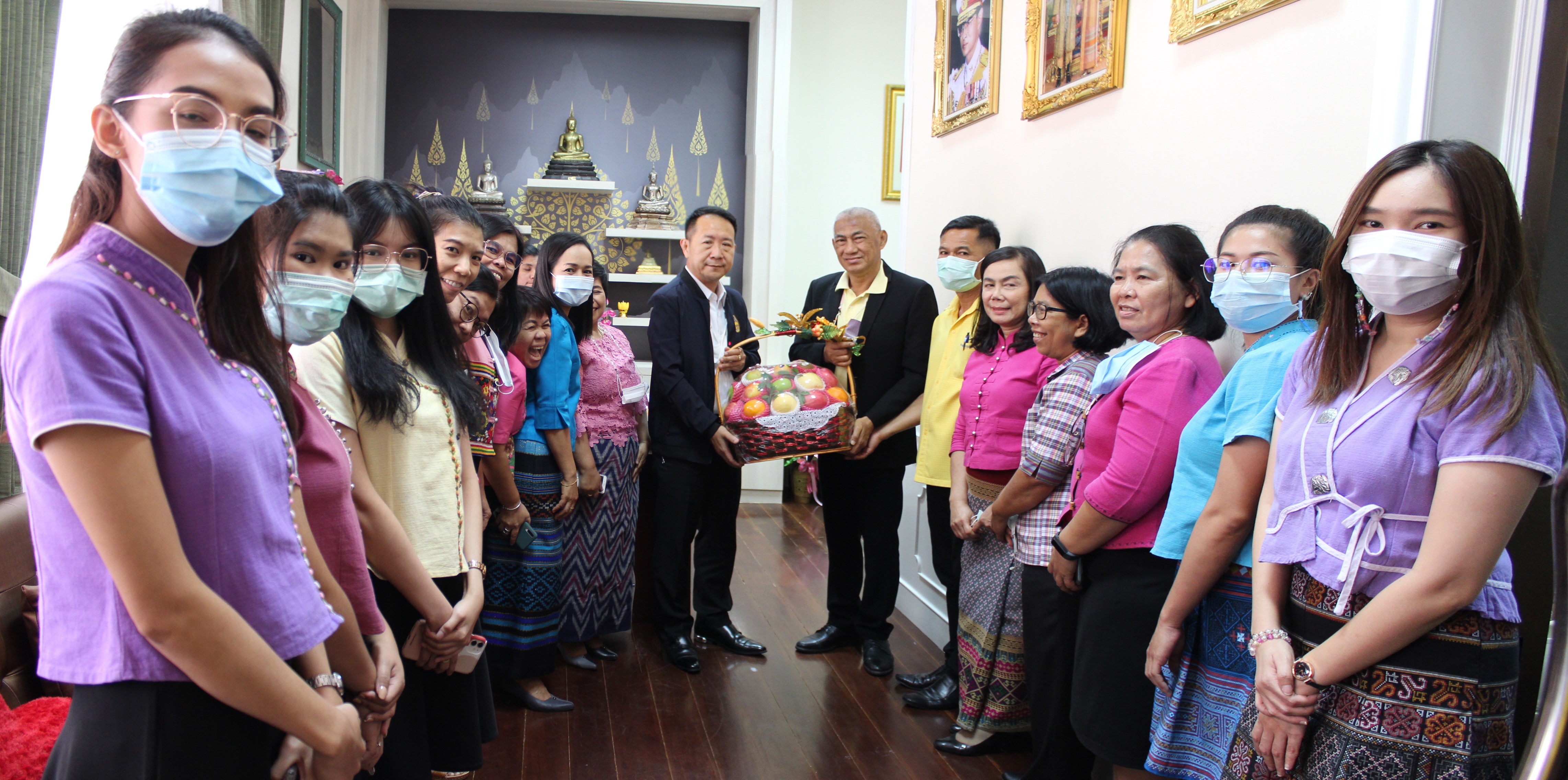 พช.ชลบุรี มอบกระเช้าของขวัญปีใหม่แด่ผู้บริหารจังหวัด