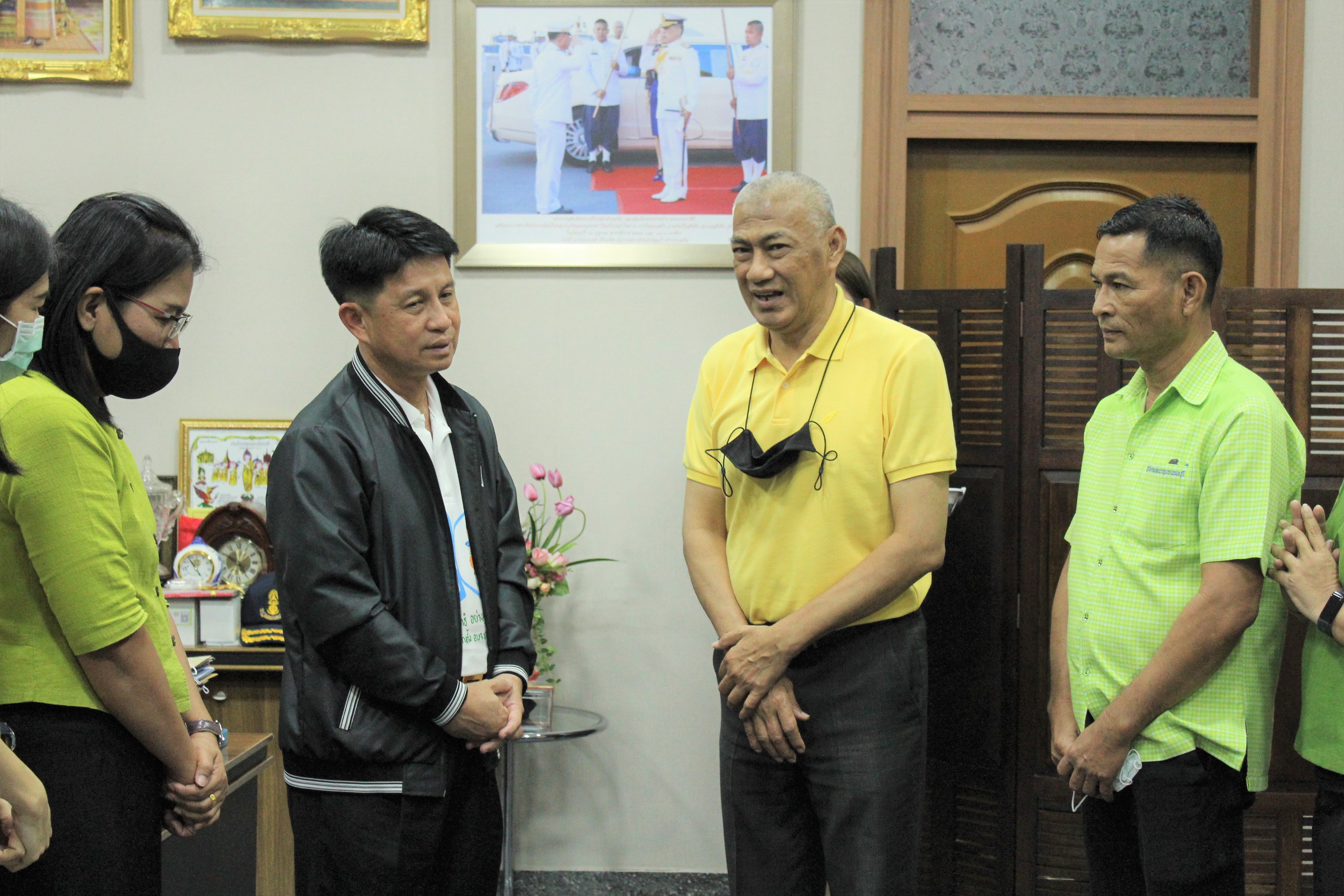 พช.ชลบุรี มอบกระเช้าของขวัญปีใหม่แด่ผู้ว่าราชการจังหวัด