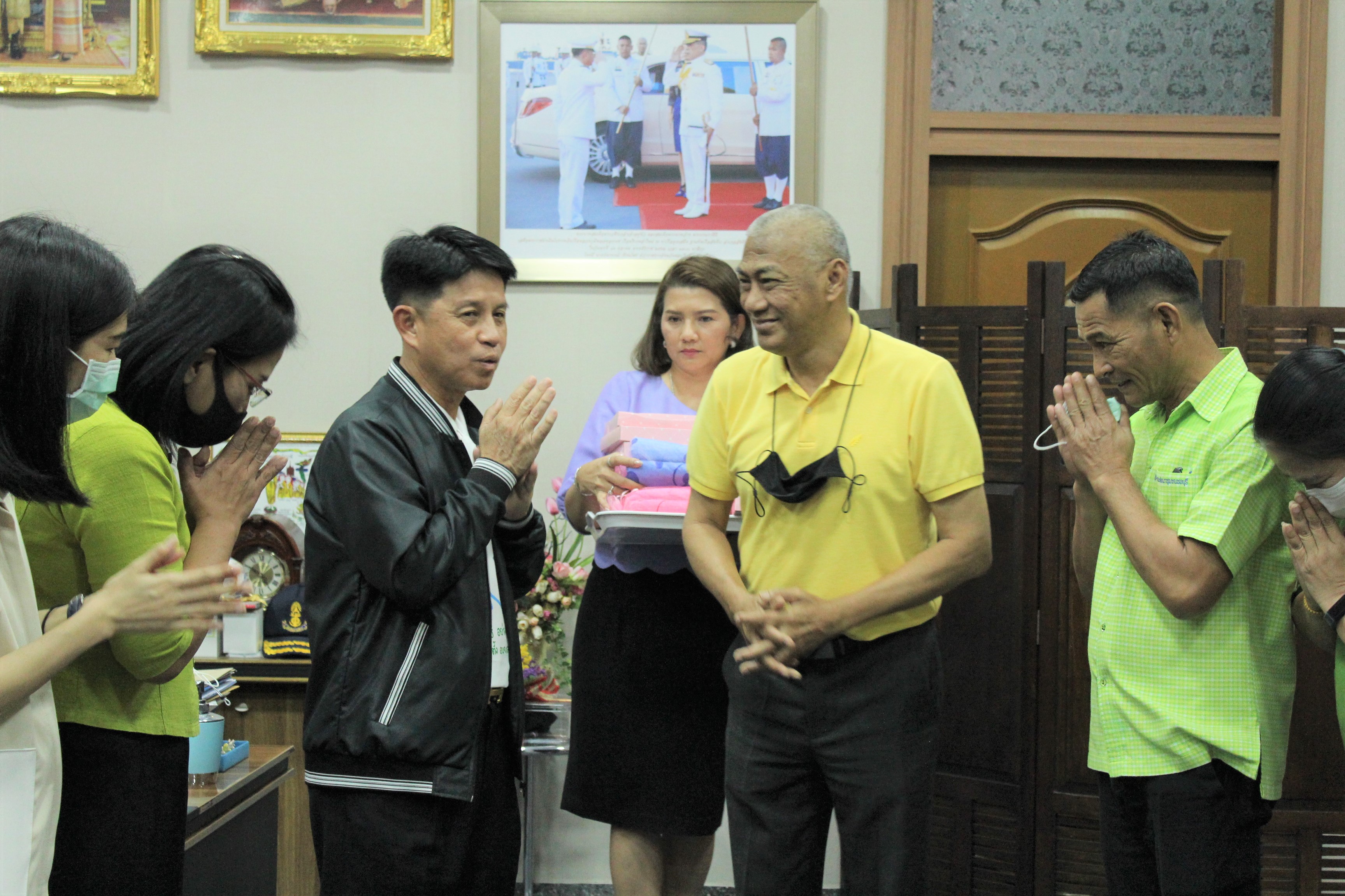 พช.ชลบุรี มอบกระเช้าของขวัญปีใหม่แด่ผู้ว่าราชการจังหวัด