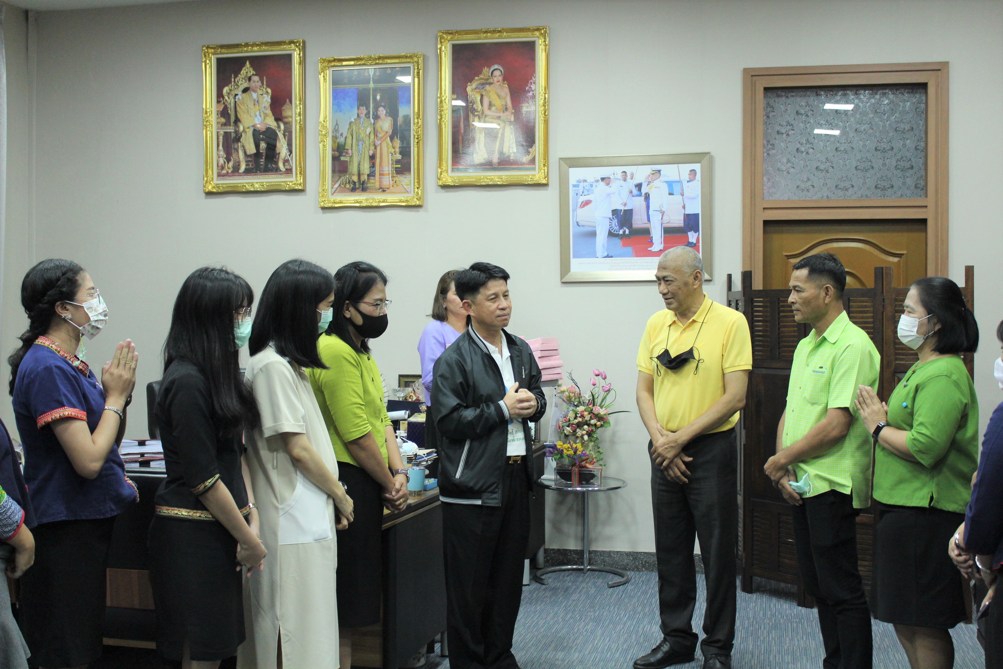 พช.ชลบุรี มอบกระเช้าของขวัญปีใหม่แด่ผู้ว่าราชการจังหวัด