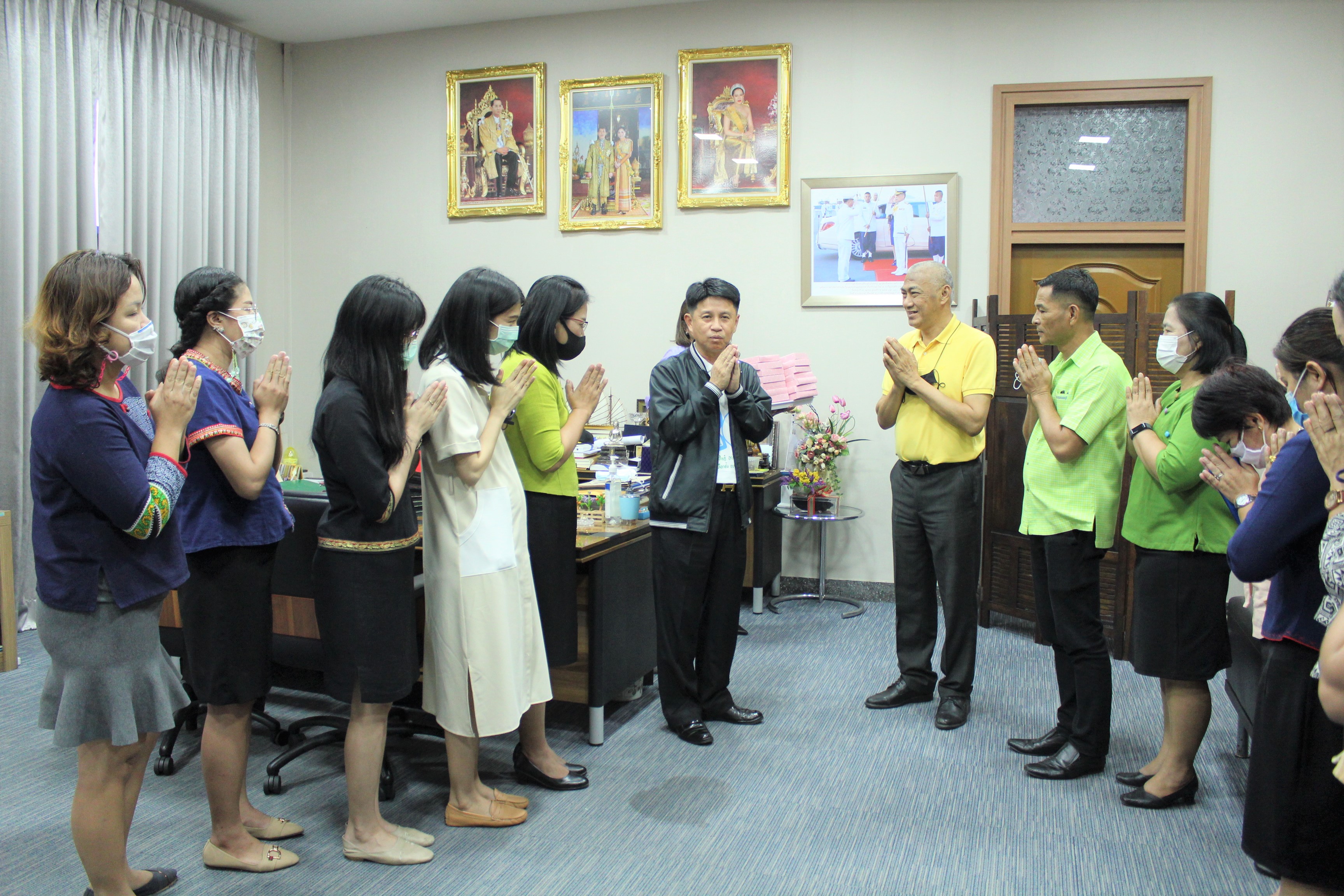 พช.ชลบุรี มอบกระเช้าของขวัญปีใหม่แด่ผู้ว่าราชการจังหวัด