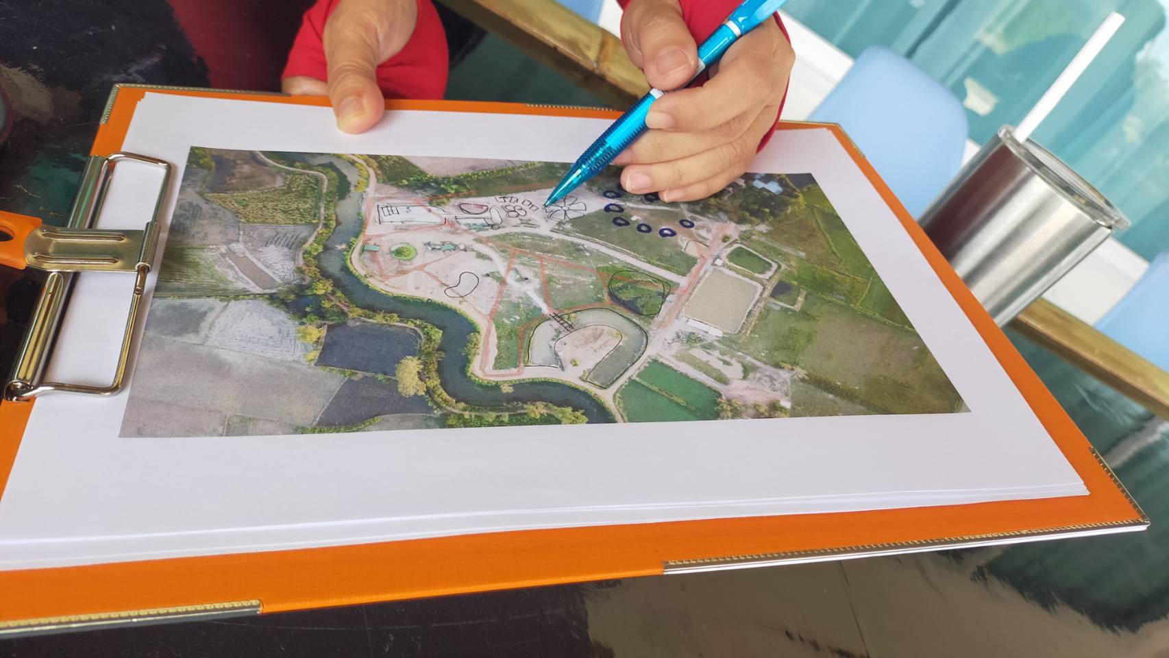 พจ.ชลบุรี ลงพื้นที่ติดตามโครงการ “โคก หนอง นา โมเดล” อ.พนัสนิคม