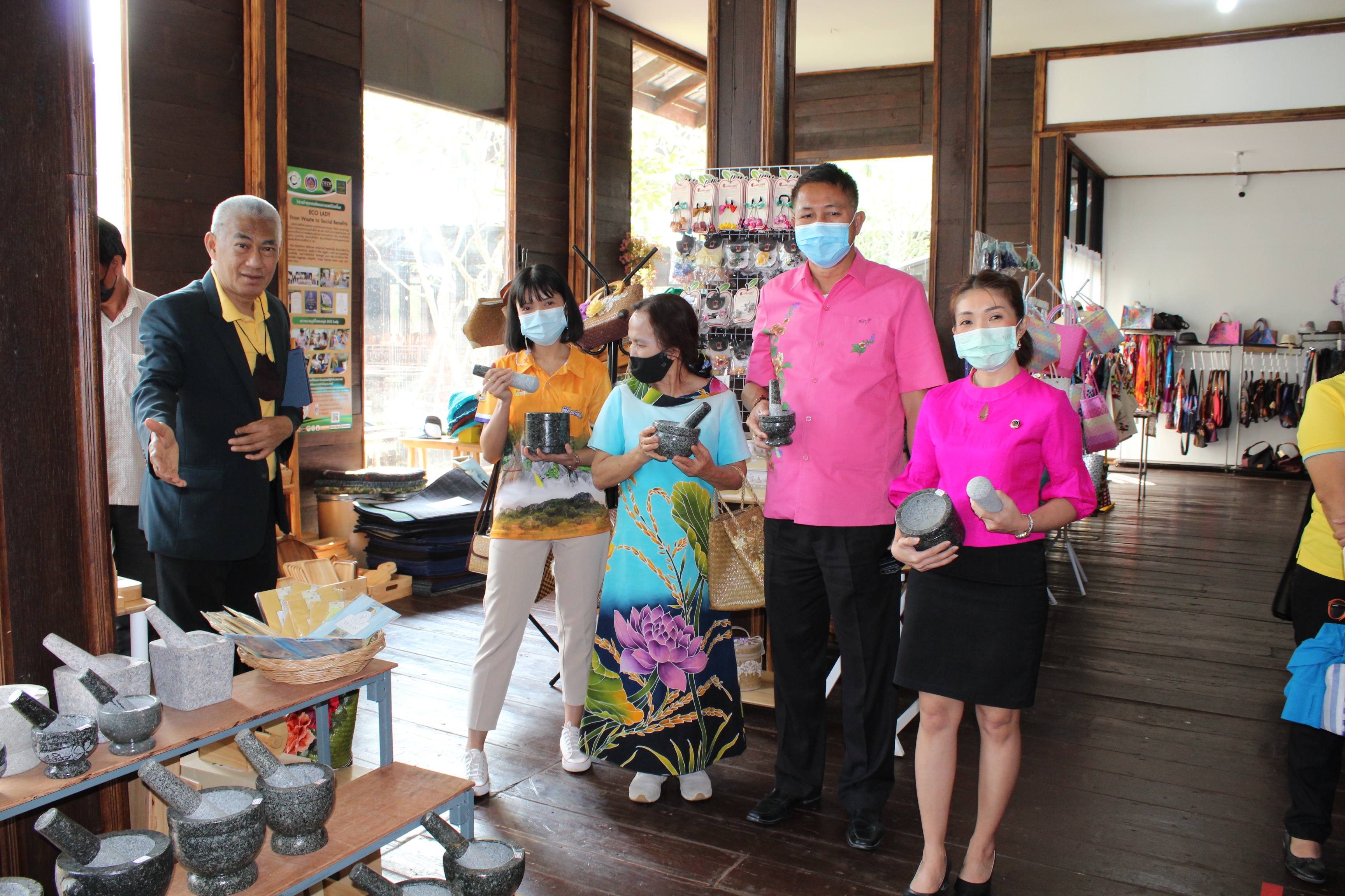 พช.ชลบุรี ลงพื้นที่ติดตามผลการดำเนินงานอำเภอบ่อทอง