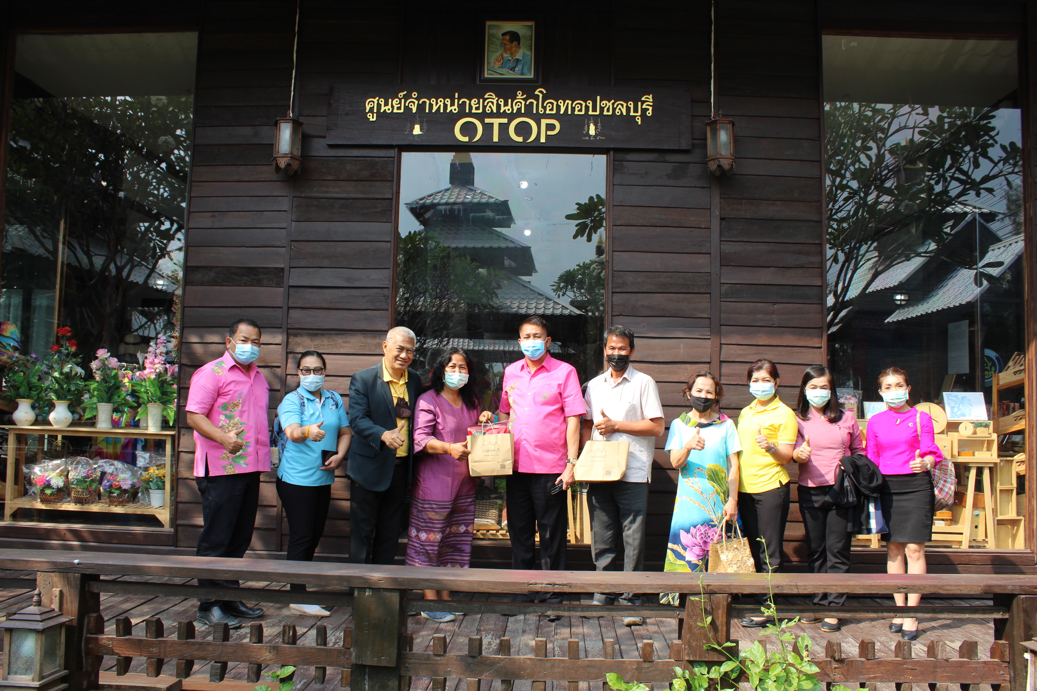 พช.ชลบุรี ลงพื้นที่ติดตามผลการดำเนินงานอำเภอบ่อทอง